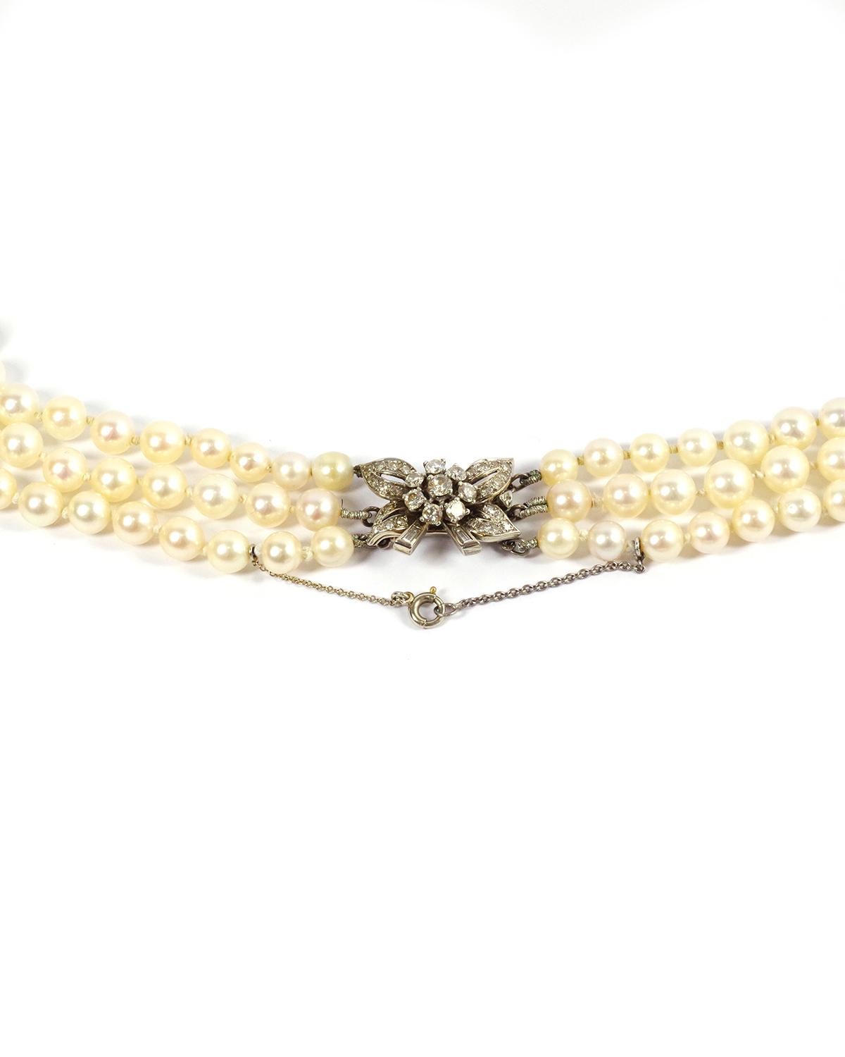 Collana a tre fili di perle coltivate, chiusura in oro e diamanti, anni '70, Francia in vendita 2