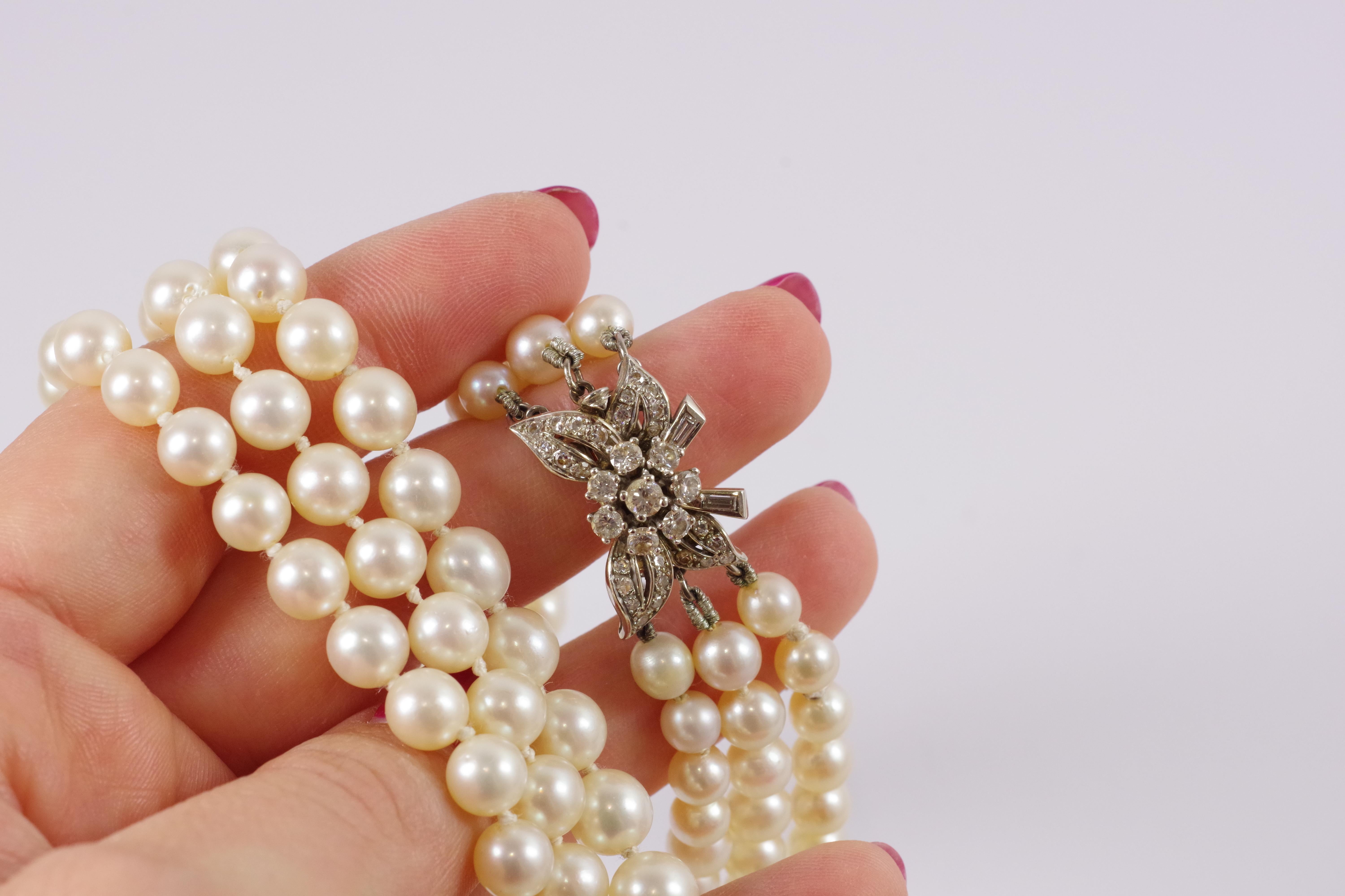 Collana a tre fili di perle coltivate, chiusura in oro e diamanti, anni '70, Francia in vendita 3