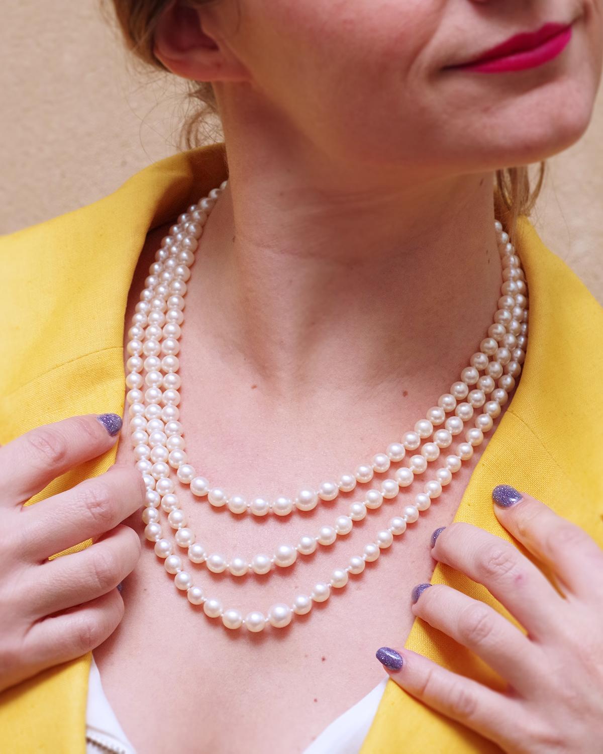 Collana a tre fili di perle coltivate, chiusura in oro e diamanti, anni '70, Francia in vendita 4