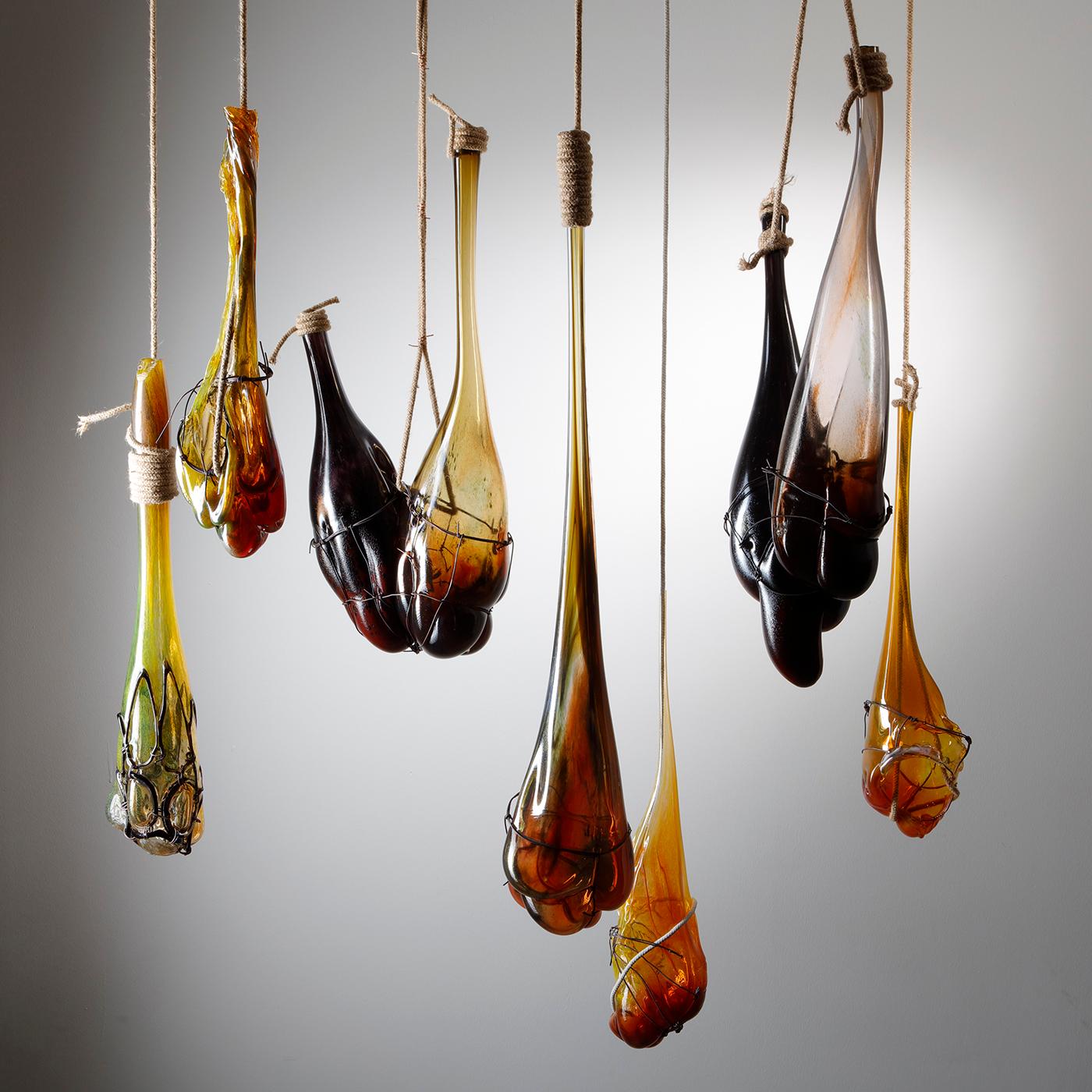 Strange fruit Installation ist eine einzigartige Hängeskulptur des britischen Künstlers Chris Day, die aus mundgeblasenem und geformtem Glas mit Stahl, hessischer Schnur, wiederverwendetem Elektrokabel und Fleischerhaken besteht.

Der in den West