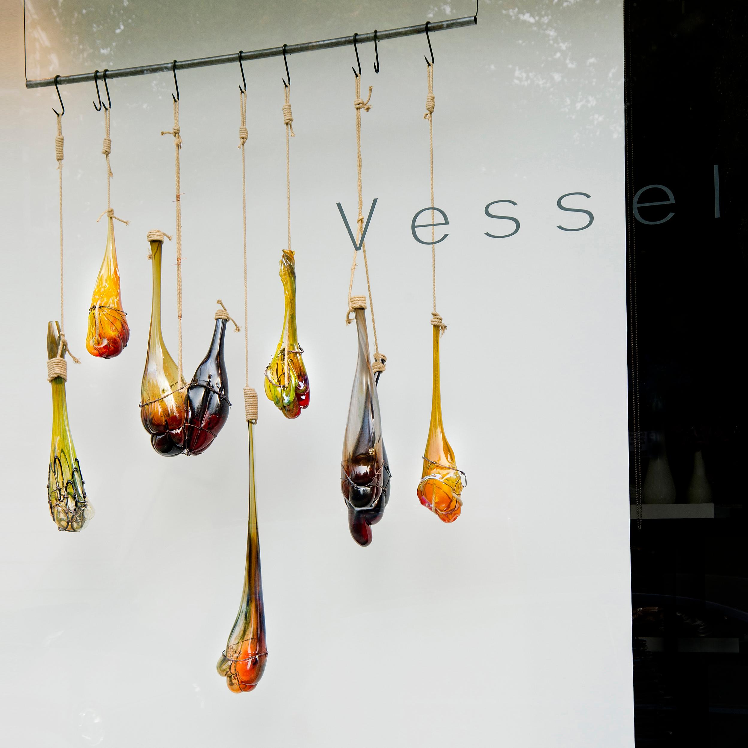 Eine seltsame Obstinstallation, eine einzigartige hängende Glasskulptur von Chris Day (Organische Moderne)