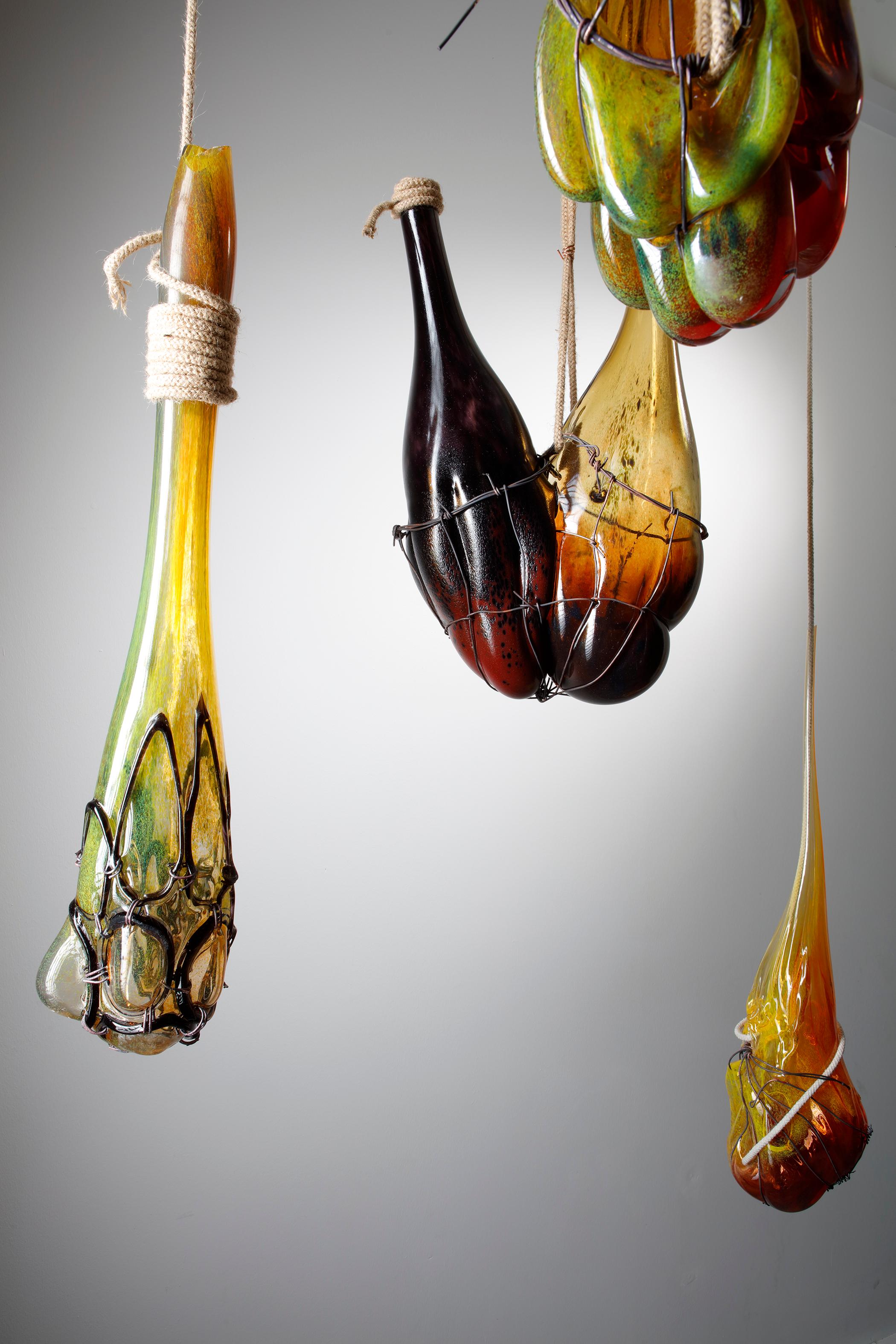 Eine seltsame Obstinstallation, eine einzigartige hängende Glasskulptur von Chris Day 1