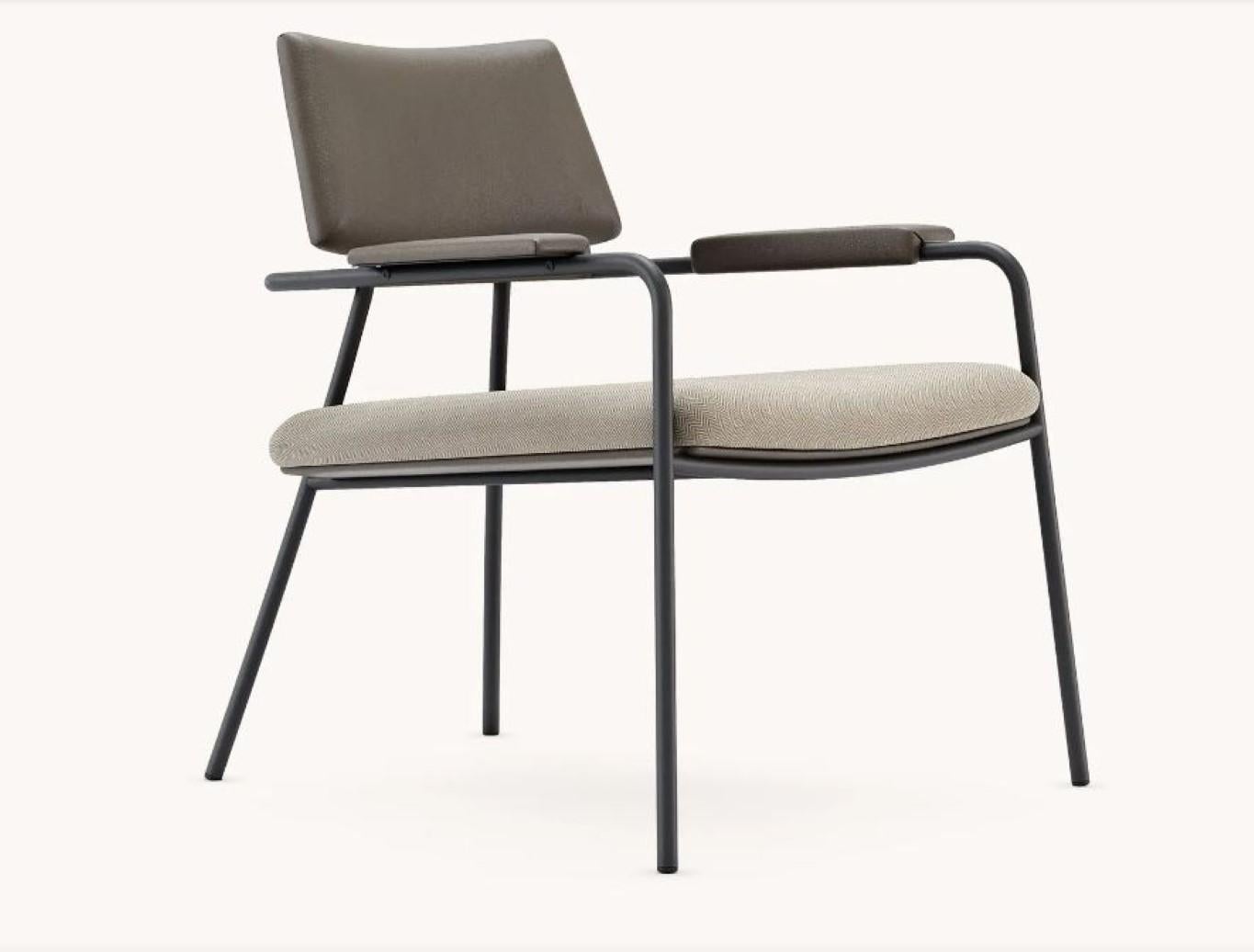 Stranger Sessel von Domkapa
MATERIALIEN: Naturleder, schwarzer texturierter Stahl.
Abmessungen:  B 72 x T 77 x H 82 cm. 
Auch in verschiedenen MATERIALEN erhältlich. Bitte kontaktieren Sie uns.

Der Sessel Stranger ist eine zeitgemäße Wahl für