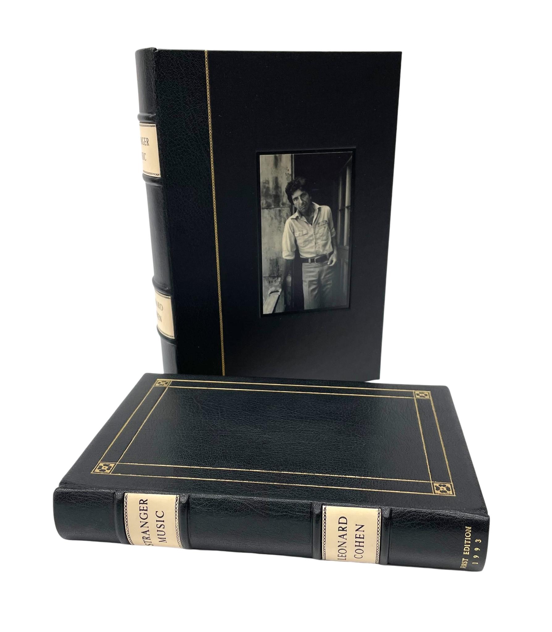 Cohen, Leonard. Stranger Music : Sélection de poèmes et de chansons. Toronto : McClellan & Stewart, Inc. 1993. Première édition. Relié avec des planches en plein cuir, des outils dorés, des titres dorés et des bandes surélevées au dos. Accompagné