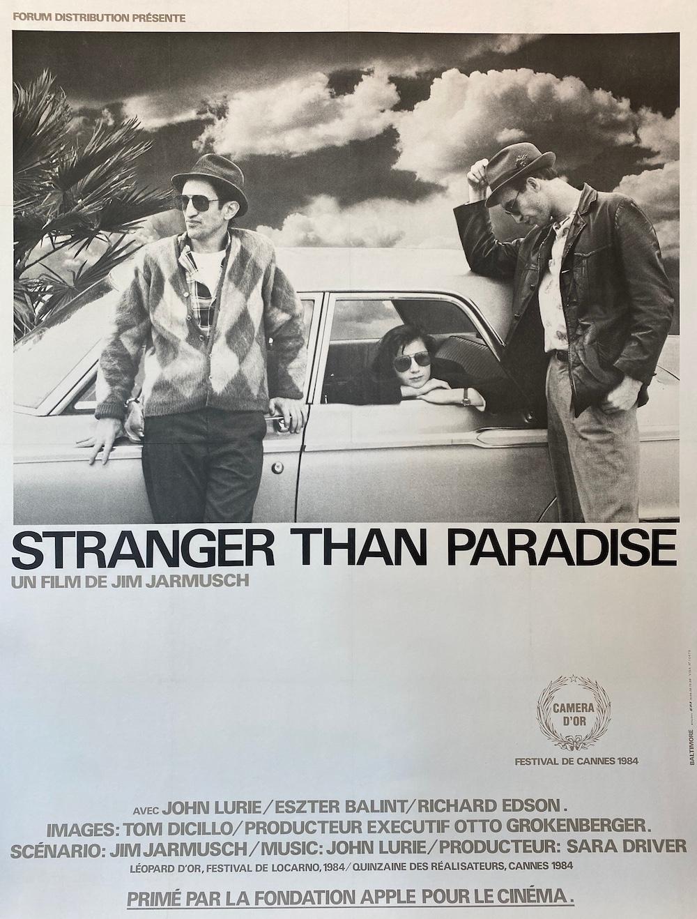 Dies ist ein Original-Plakat für den amerikanischen Film Stranger Than Paradise von Jim Jarmusch. 

SYNOPSIS
Der New Yorker Faulpelz Willie entwickelt eine unerwartete Beziehung zu seiner jungen ungarischen Cousine Eva, als sie ihn überraschend