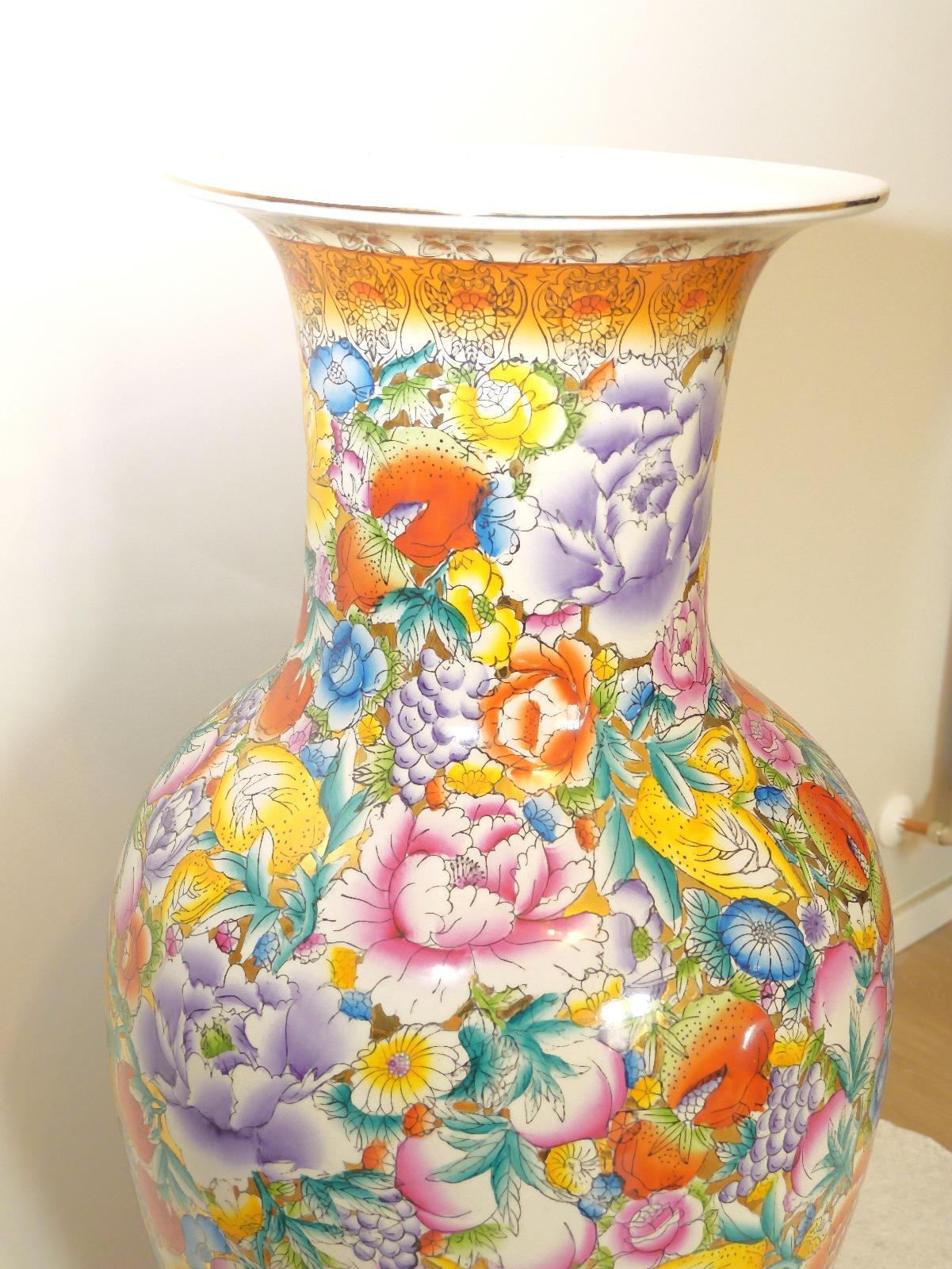 Mid-Century Modern Extraordinary Pair of Chinese Vases, 20th century For Sale