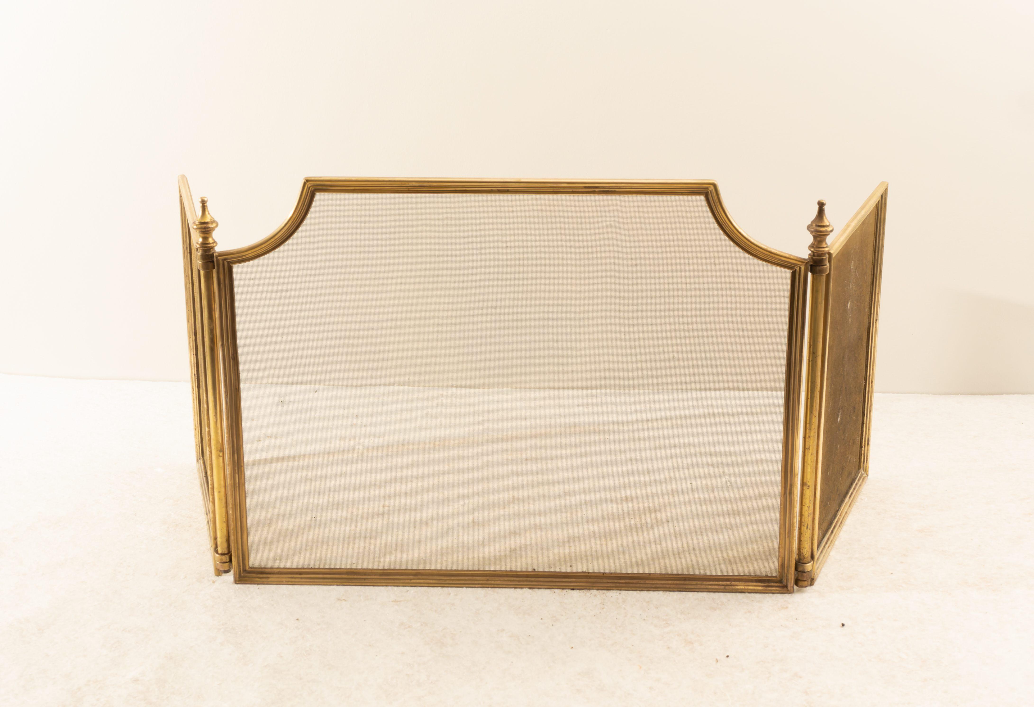 Straordinario kit da Camino e Parascintille in ottone, Made in Italy, Anni '70.
Extraordinario kit de Camino en ottone compuesto por una pinza para pierna, una paleta, una escoba y un stuzzicafuoco con Parascintille en ottone.
Las condiciones son