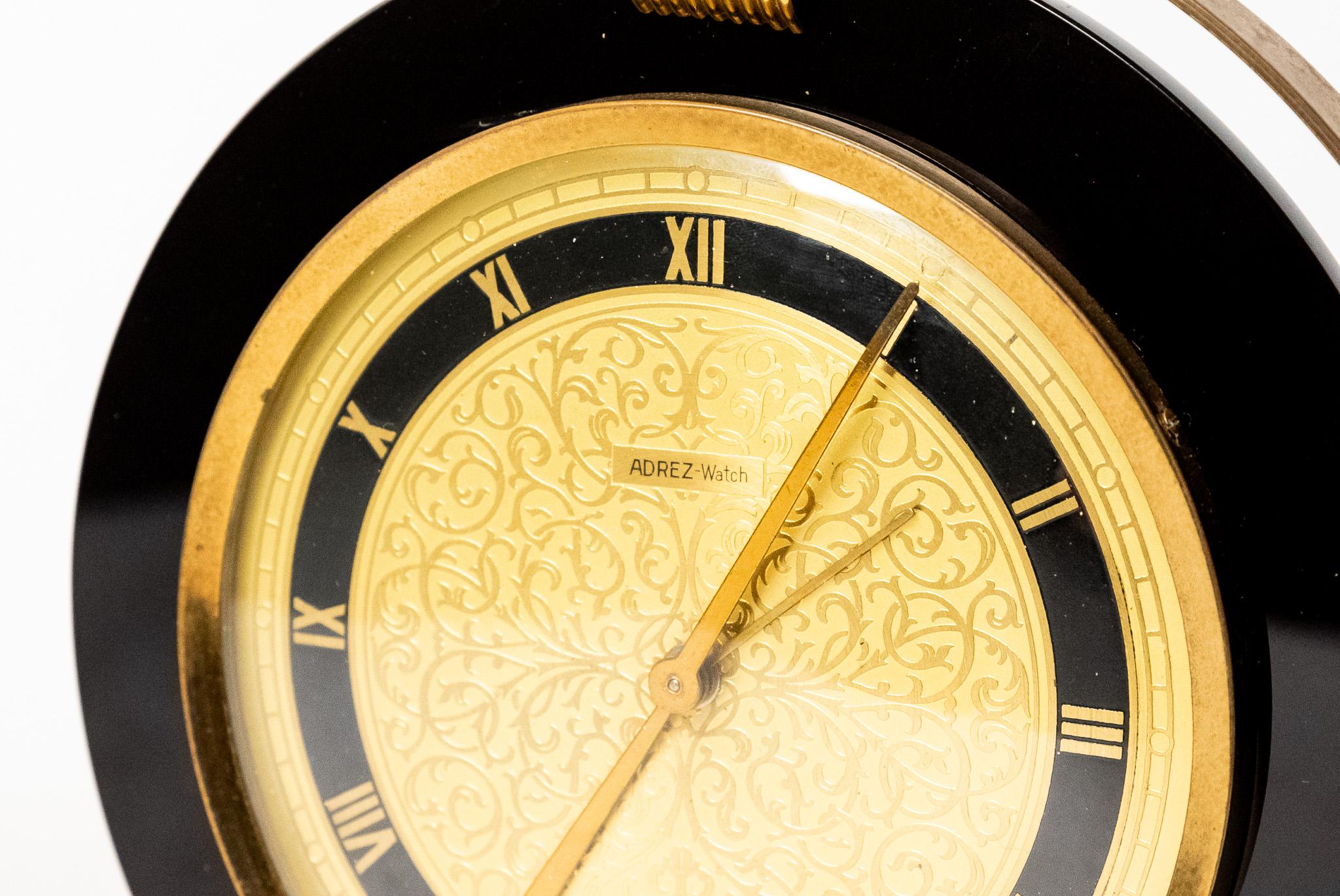 Straordinario Orologio Art Decò, Made in Italy, Anni '40. 
Straordinario Orologio da tavolo del marchio ADREZ - Watch è un vero pezzo Art Decò. Con il suo design classico ed una lavorazione di altissima qualità. L'orologio funziona perfettamente ed