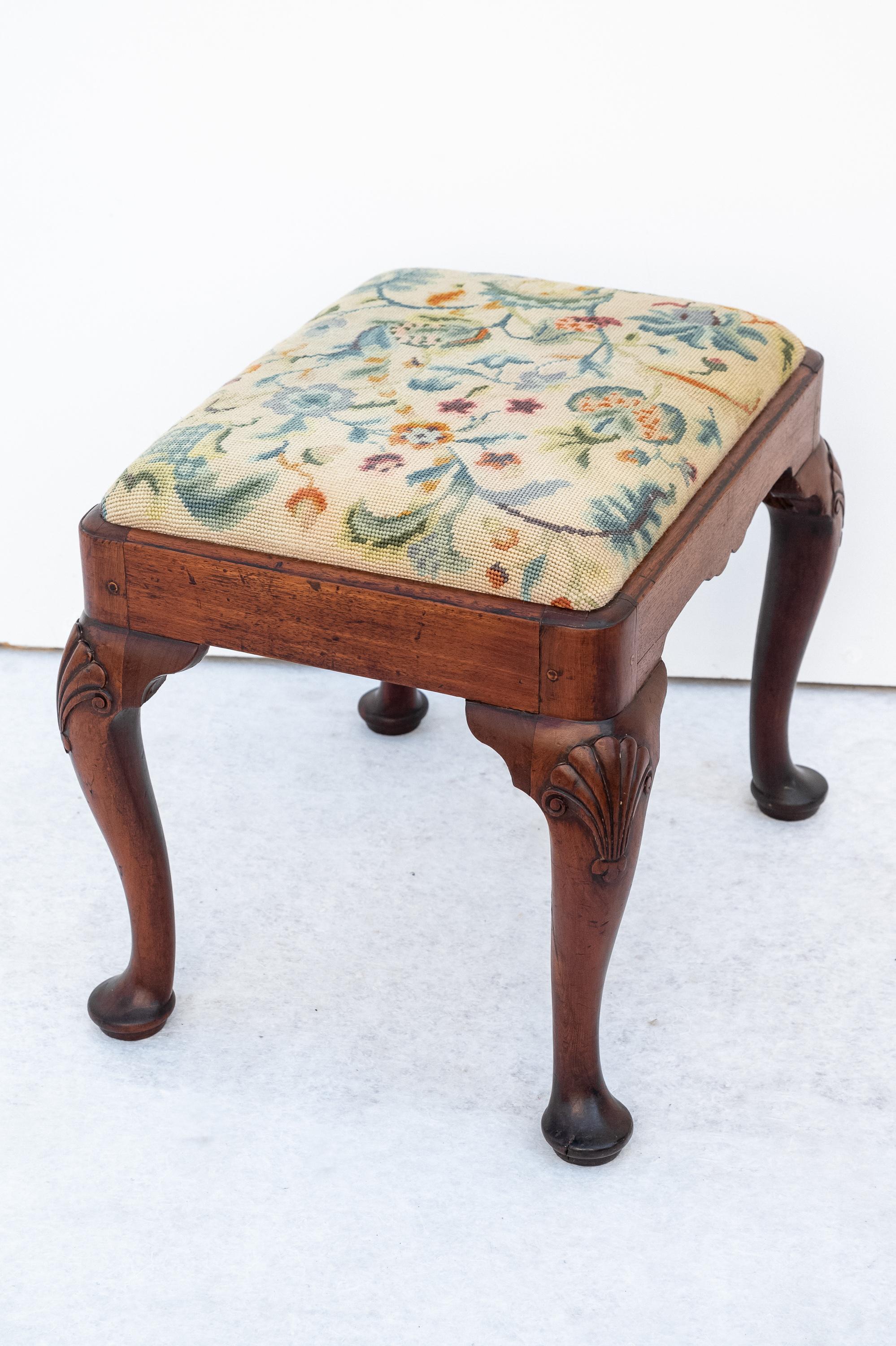 Straordinario Pouf Queen Anne, primi del '900. 
Straordinario Pouf Originale di Epoca Edoardiana tra il 1900 e il 1910. Intagliato a mano in noce massello con tappezzeria ricamata a mano floreale. E' stato fatto un restauro conservativo mantenendo