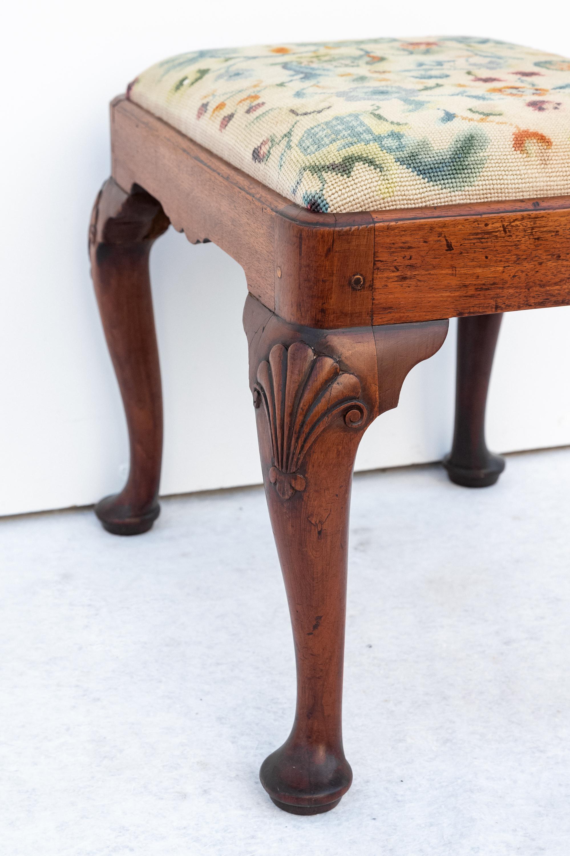Early 20th Century Straordinario Pouf Queen Anne, primi del '900 in vendita