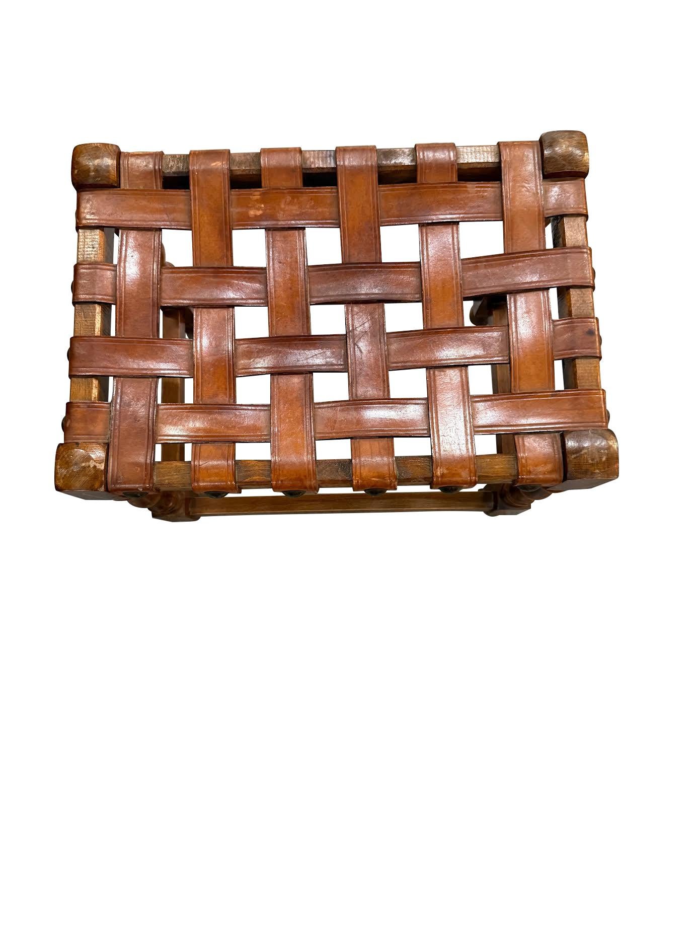 Espagnol Paire de tabourets en cuir, Espagne, années 1940 en vente