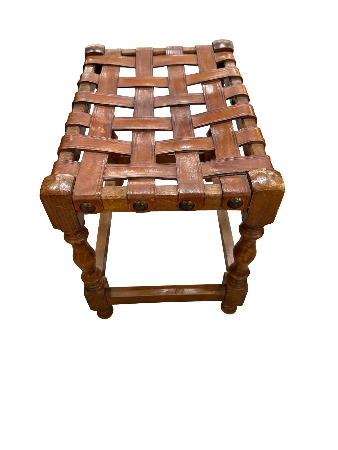 Paire de tabourets en cuir, Espagne, années 1940 Bon état - En vente à New York, NY