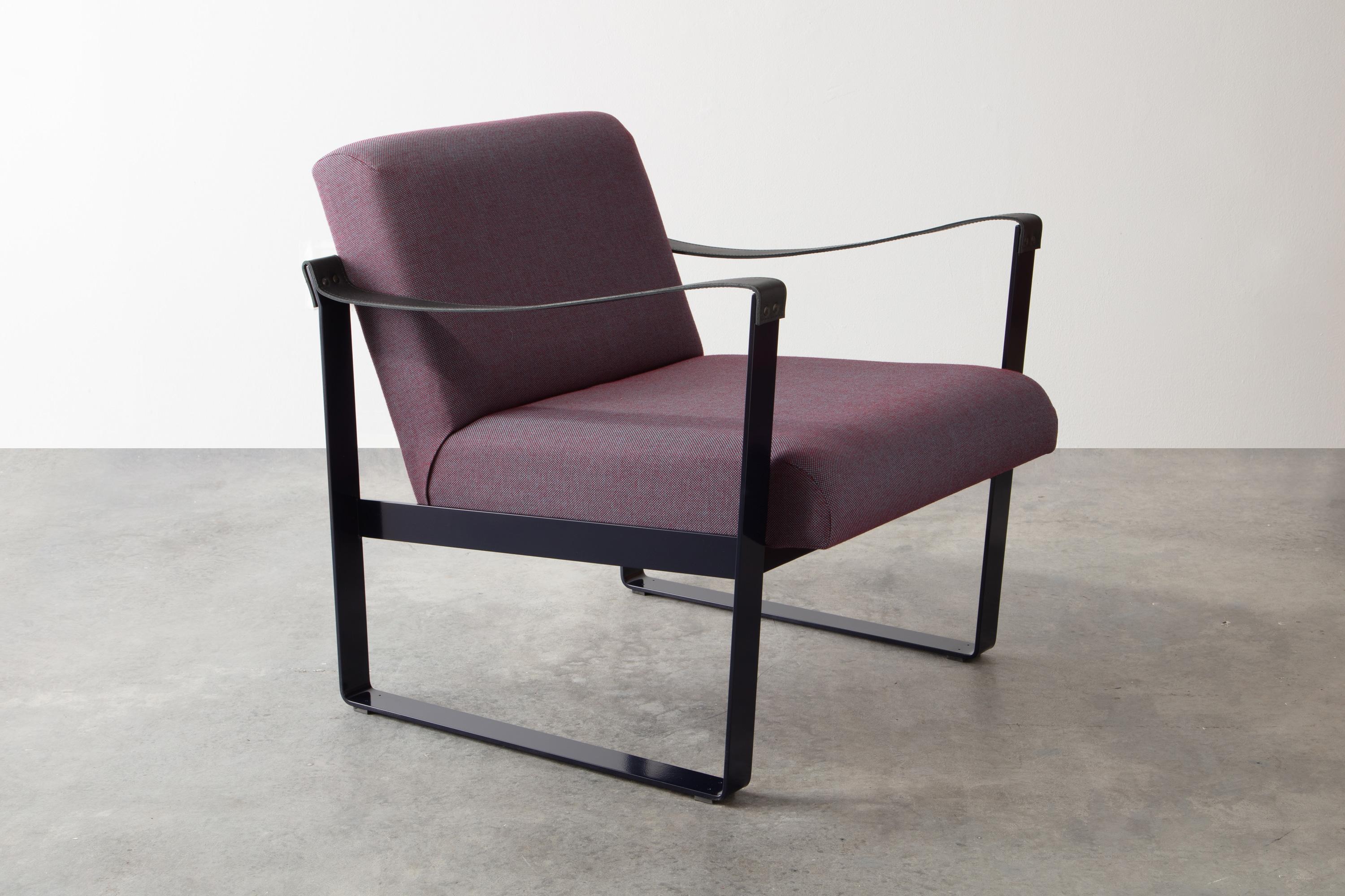 The strap lounge chair is a refining composition in materials with three distinct tactile qualities.
 
Measures: 30.5 D x 26 W x 28 H x 16 SH
Shown in black blue powder-coated steel frame and burgundy upholstery and black leather straps.

Available