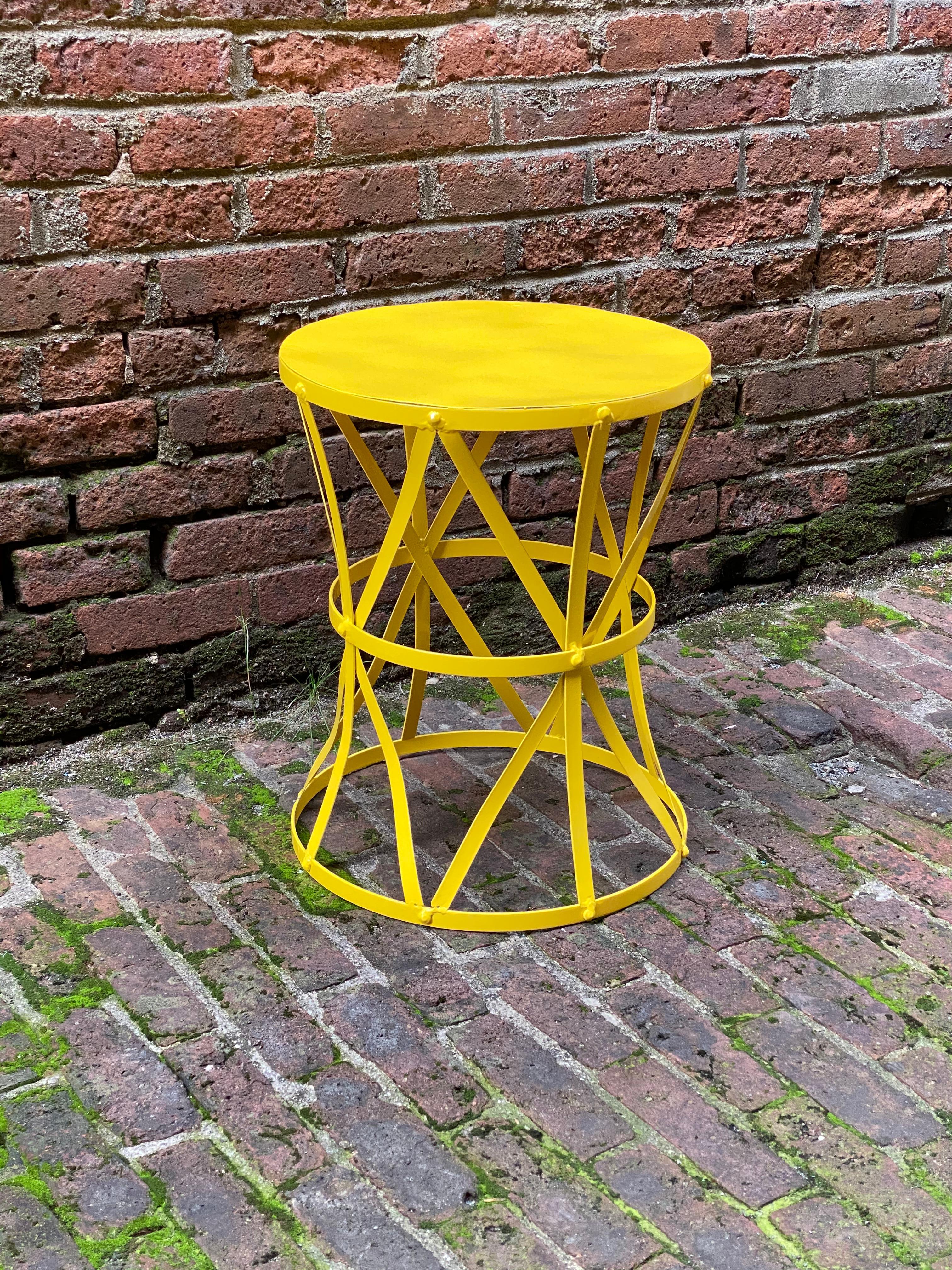Mid-Century Modern Table à tambour jaune canari à sangle en métal, années 1960 en vente