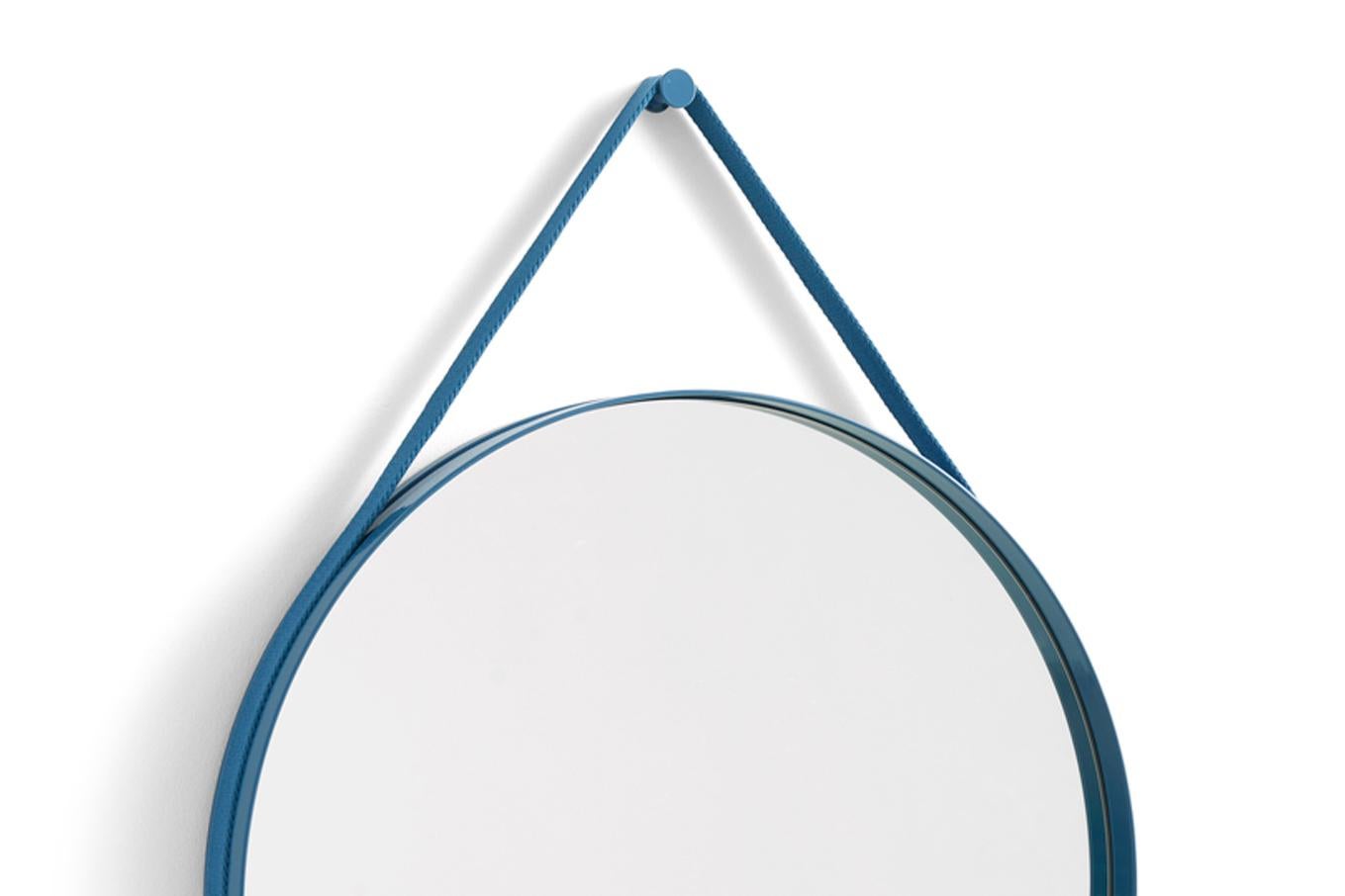 Avec un design fonctionnel et minimaliste, Strap Mirror présente une subtile rainure sur le pourtour qui contient une sangle tissée permettant de fixer le miroir au mur. 
Fabriqué en acier revêtu de poudre avec une finition brillante dans une