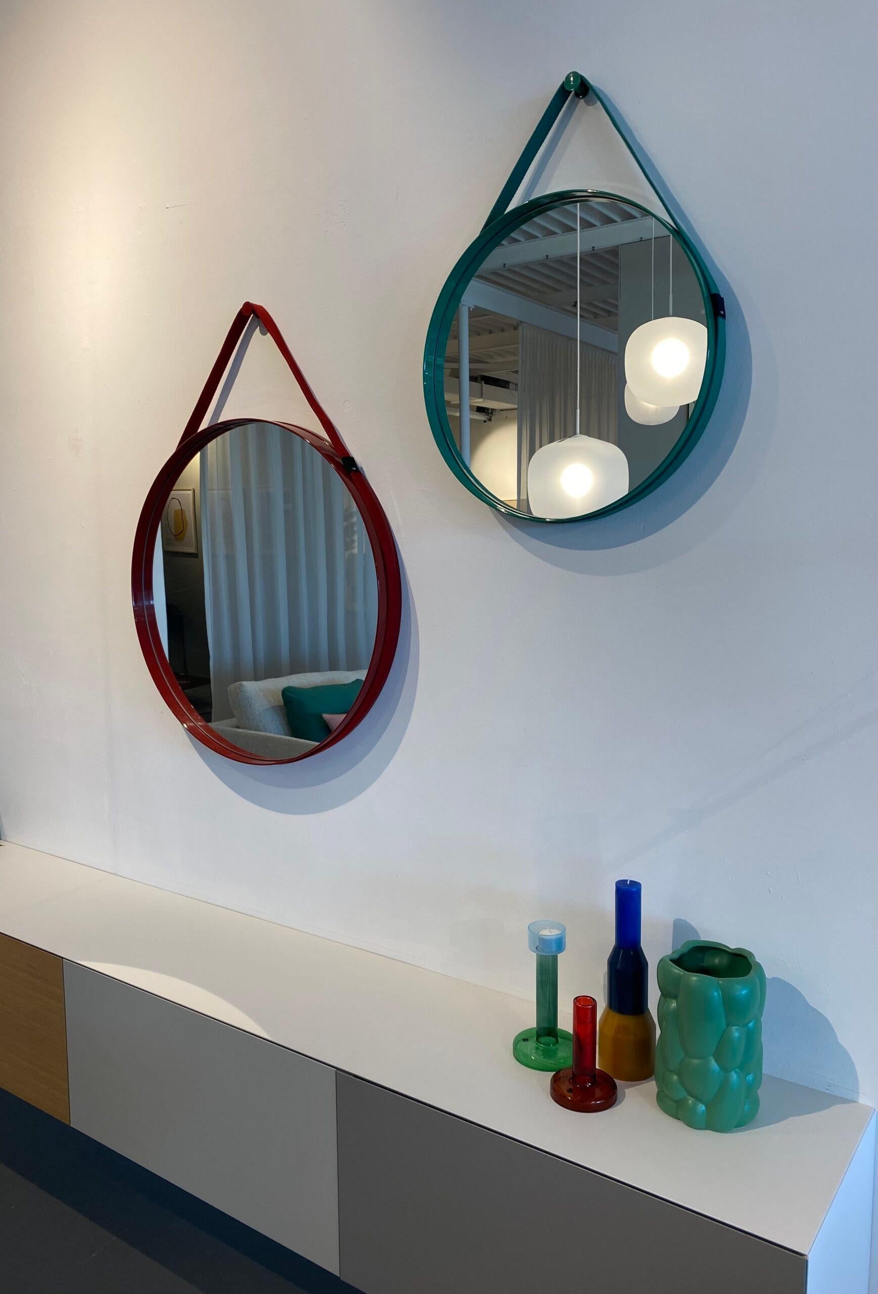 Poudré Miroir à sangle n°2, D70 en acier revêtu de poudre rouge de Hay en vente