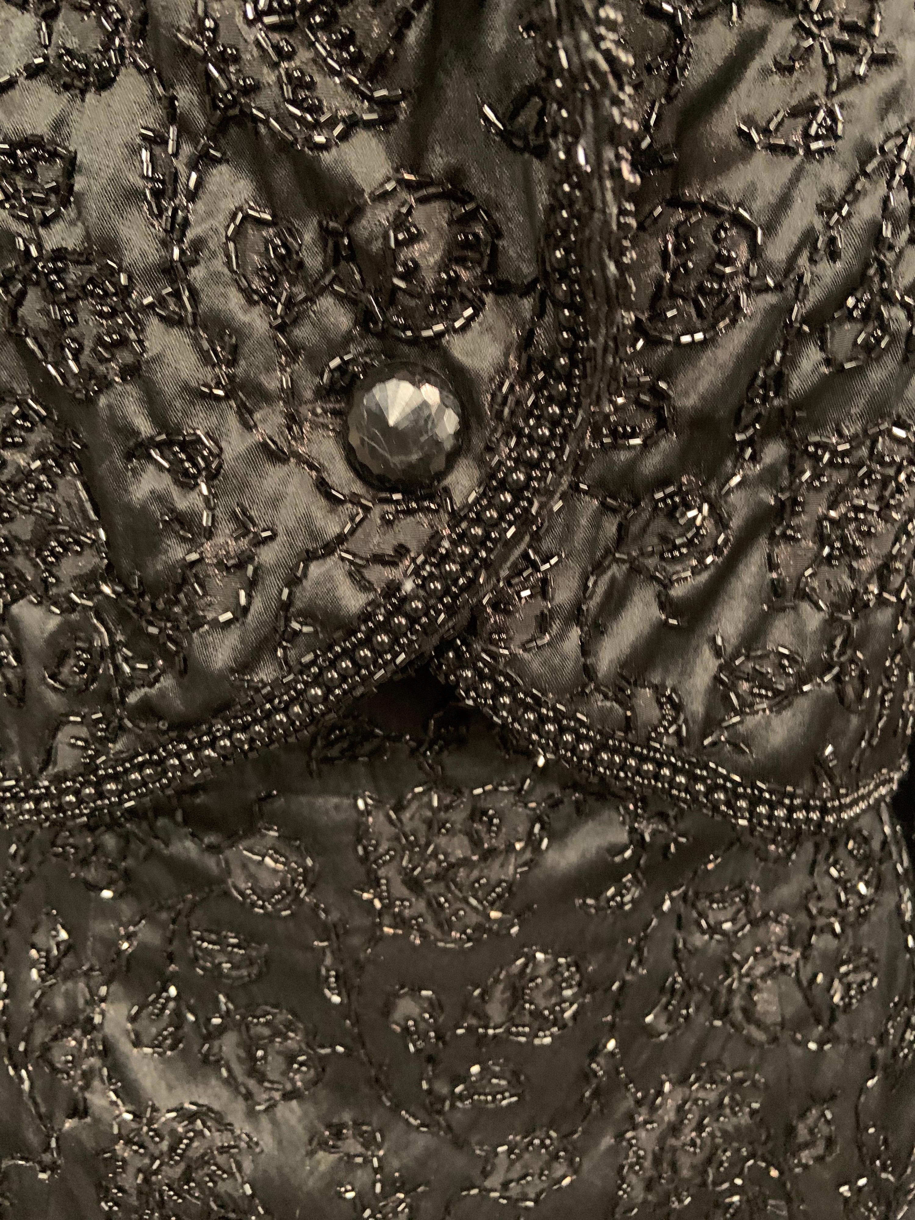 Robe sans bretelles perlée noire et veste perlée assortie en vente 9
