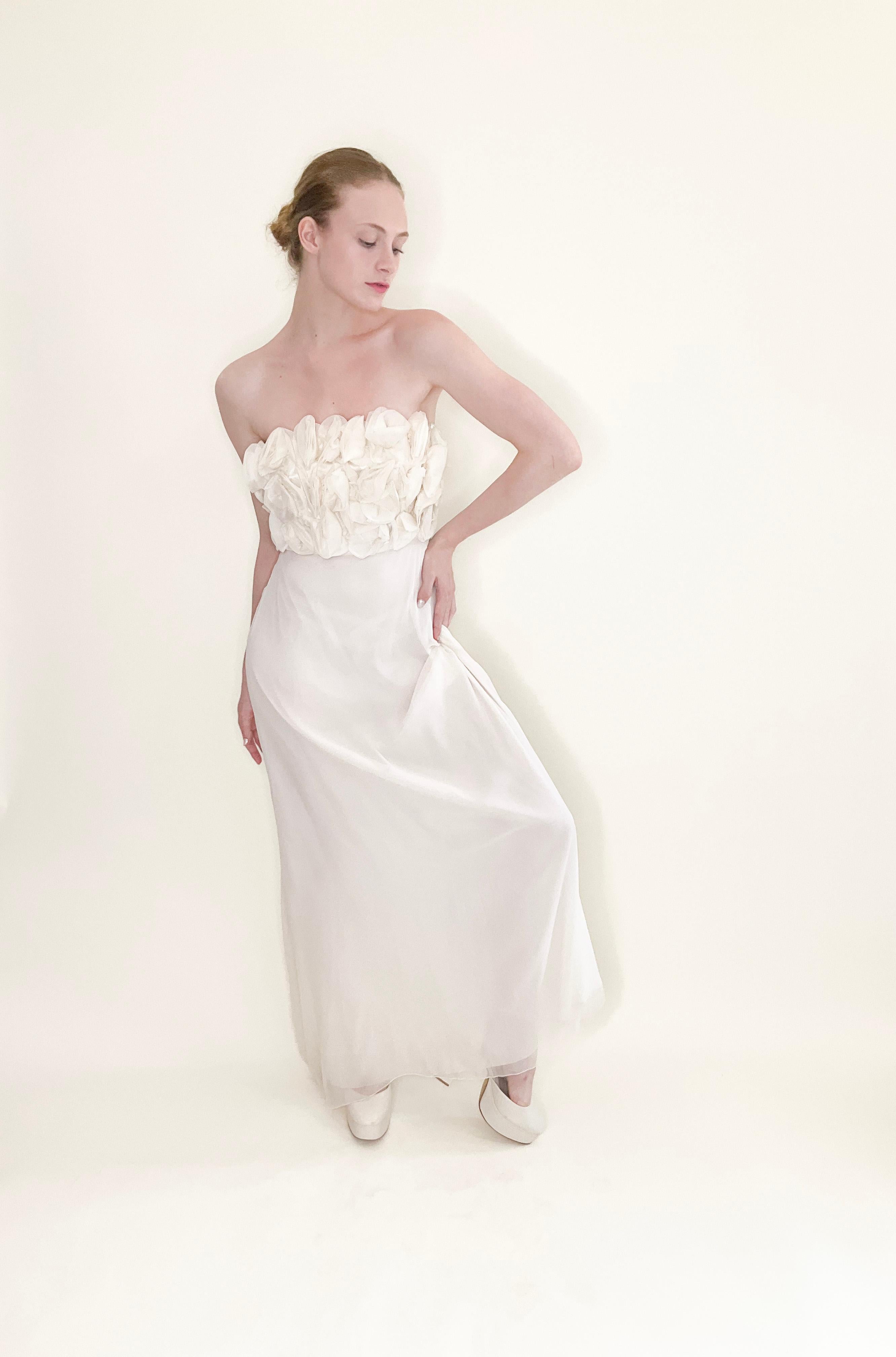 Este vestido de seda marfil con top floral sin tirantes es la combinación perfecta de moderno y romántico. El exquisito tejido de seda marfil añade un toque de lujo y elegancia, por lo que es perfecto para el día de la boda o la semana nupcial.
