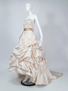 Oleg Cassini Trägerloses Brautkleid mit Kapellenschleppe und Swarovski-Kristallen:: 2000er Jahre