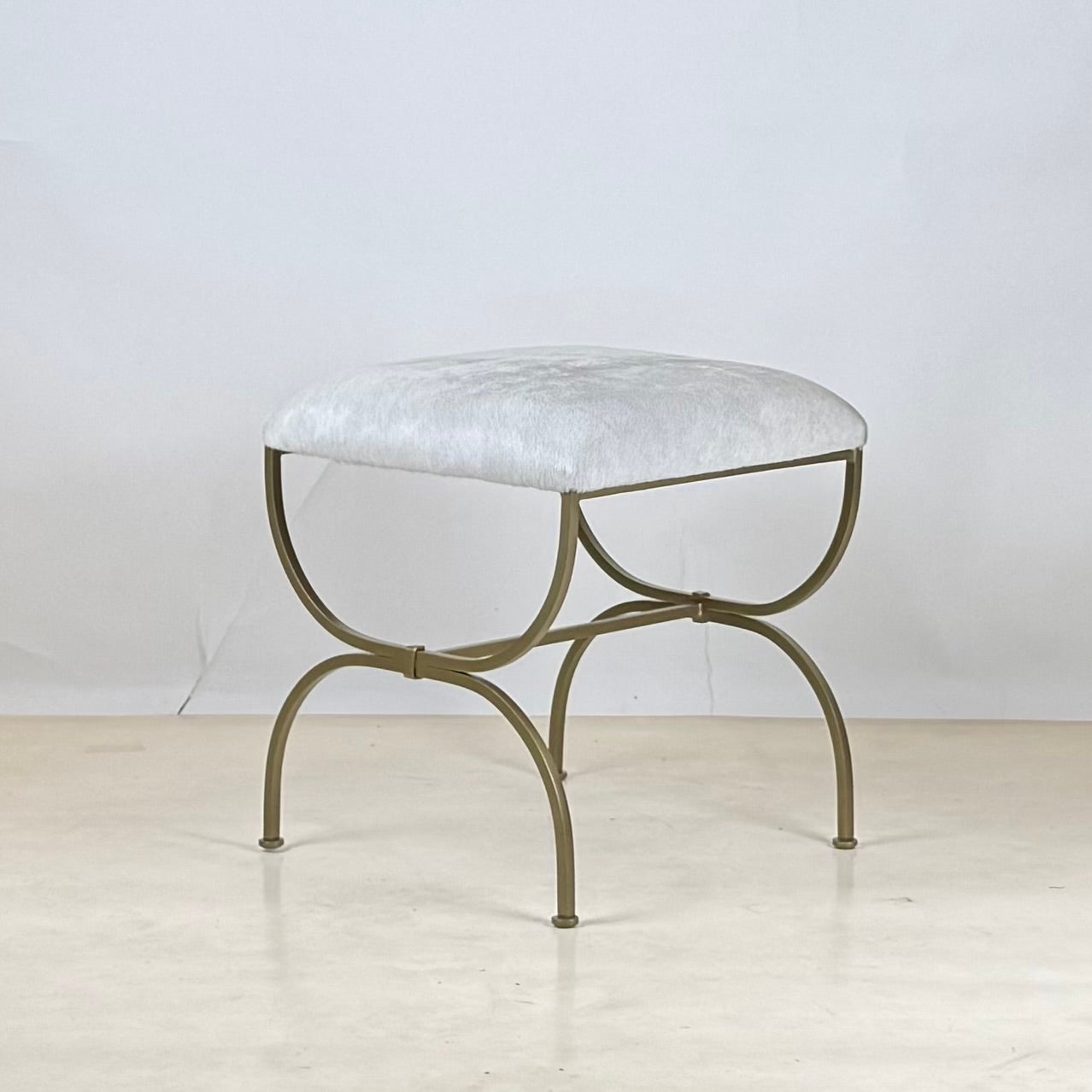 Hocker 'Strapontin' aus vergoldetem Metall und weißem Leder von Design Frères