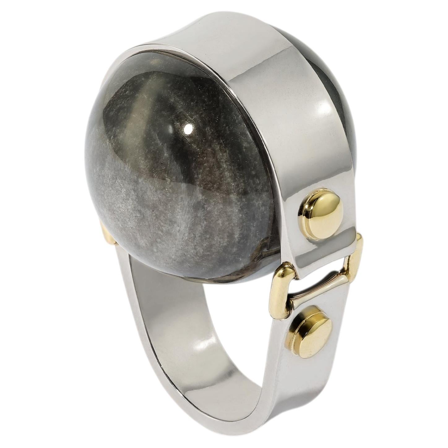 Anillo de piedra con banda en oro de 18k y obsidiana, de Hannah Martin London