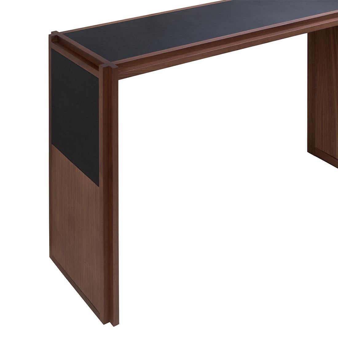 Console Table Straps Walnut with structure 
in solid walnut in natural walnut finish.
Top and feet's up parts made with genuine 
black leather. Also available with structure
in wenge stained finish.