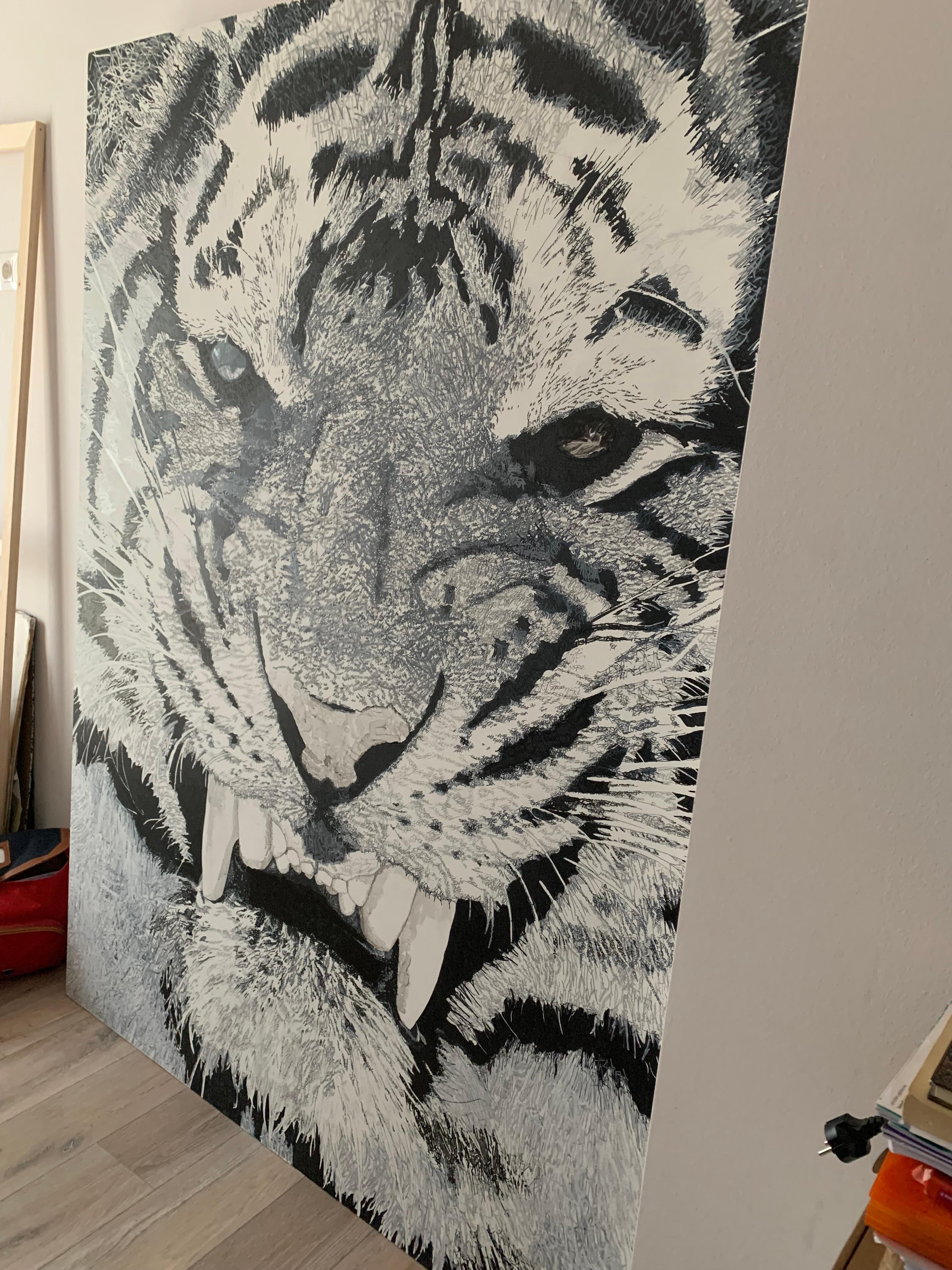 Acryl auf Leinwand

Stras Bear ist ein 1974 geborener französischer Künstler, der in Tiflis, Georgien, lebt und arbeitet. Er verbrachte einen Großteil seines Lebens in Straßburg, wohin er im Alter von 8 Jahren zog. Die Stadt brachte ihn dazu,