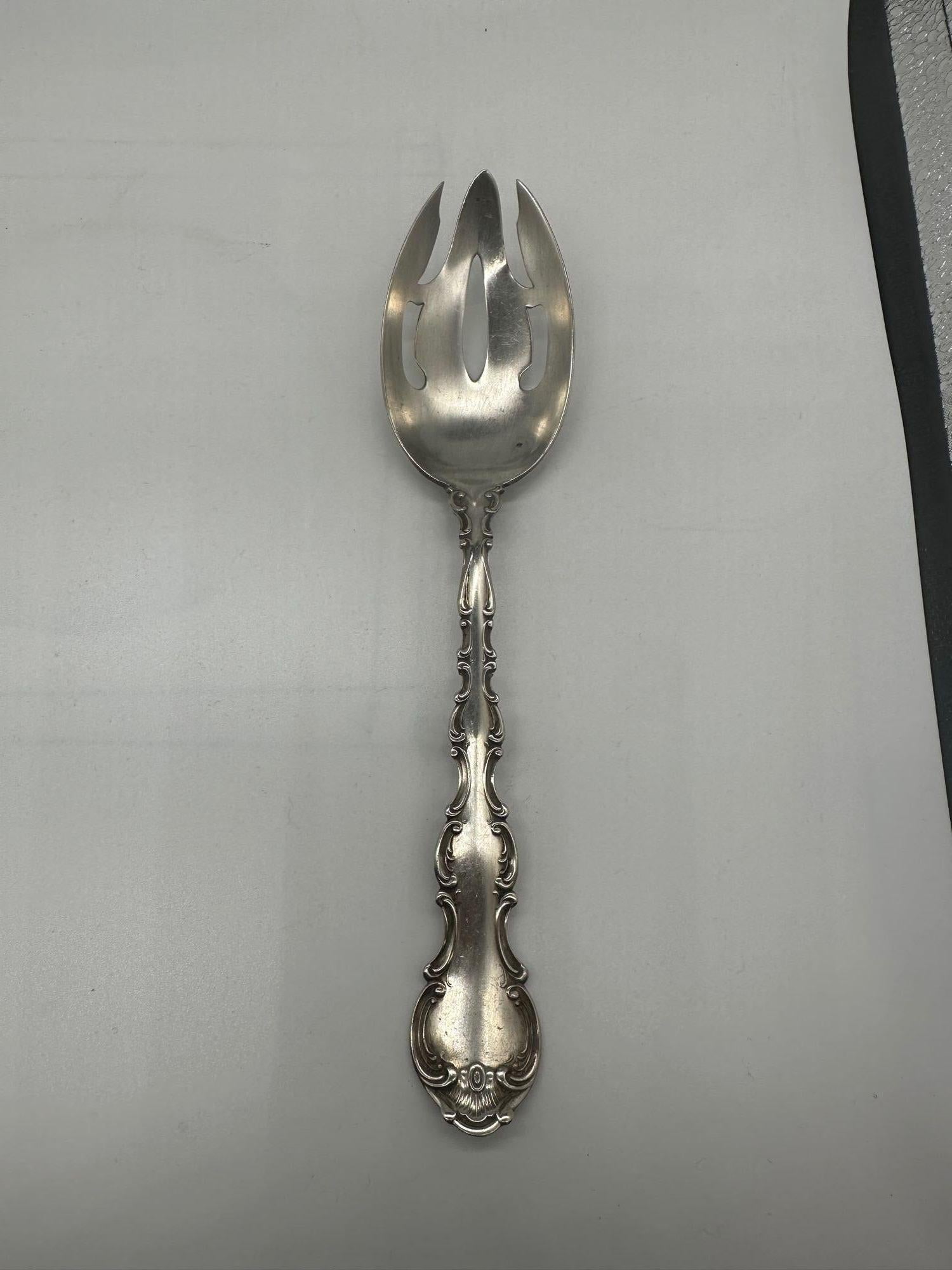Las graciosas asas arqueadas de este exquisito modelo están adornadas con intrincadas volutas, inspiradas en el estilo de diseño rococó, caracterizado por elegantes curvas en forma de concha, que destacó en la Francia del siglo XVIII. Llamado así