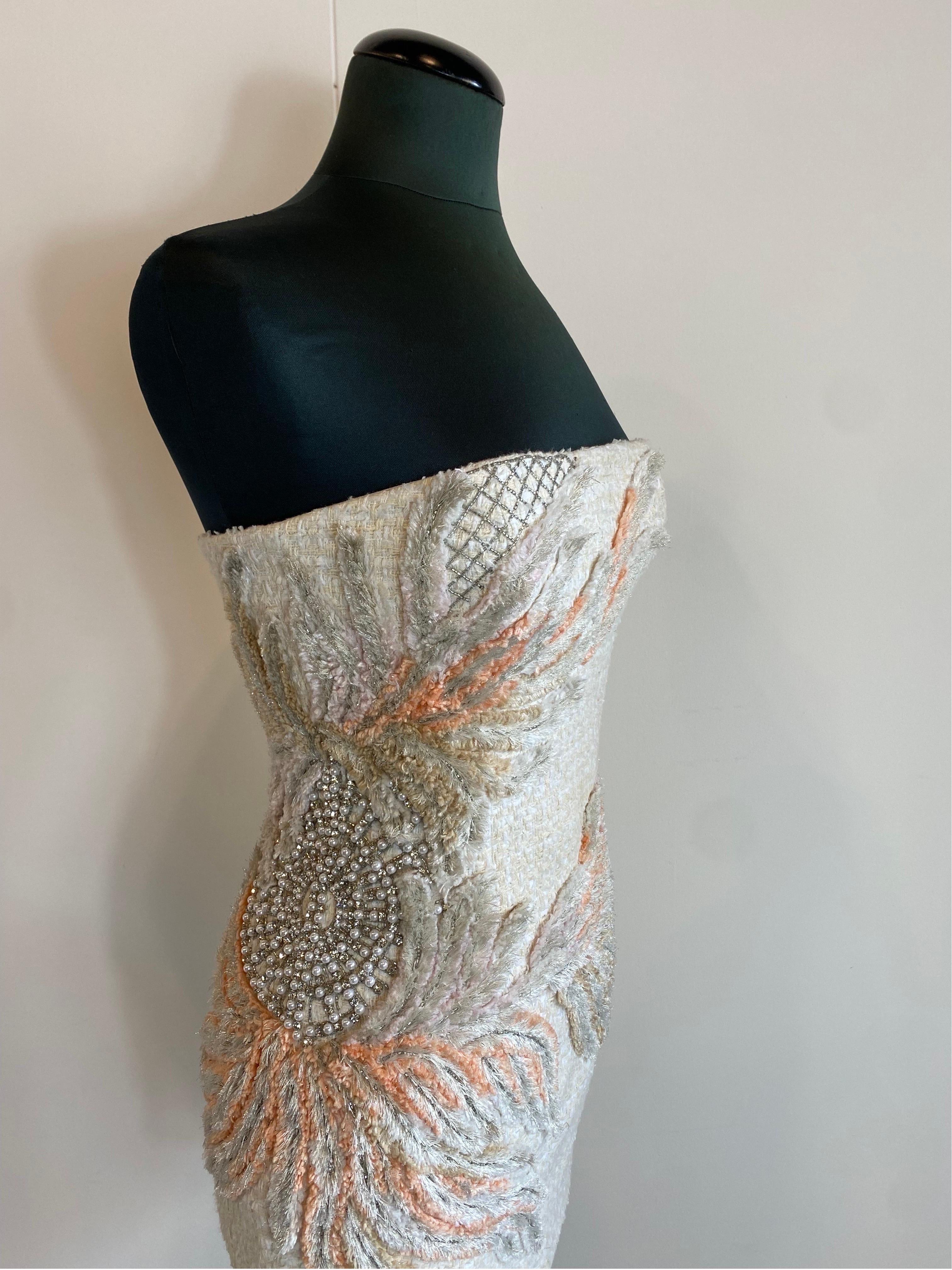 Balmain tweed dress with rhinestones
Made of cotton, elastane, polyamide and viscose.
With rhinestone, beads and all-over lurex pattern. Super worked.
Internal part of the bra rigid to maintain shape.
Without straps.
Wonderful and elegant. With zip