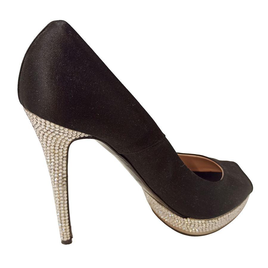 Satin Black color With strass Heel high cm 12 (472 inches) Plateau cm 25 (098 inches)
