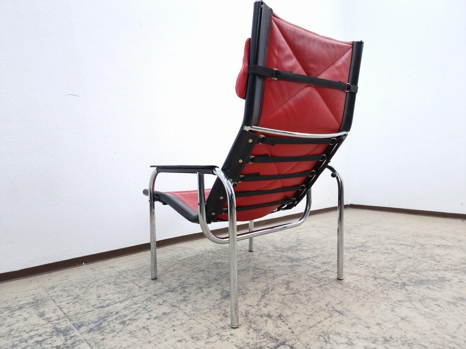 Strässle Designer Echtledersessel von Hans Eichenberger, in der Farbe rot-schwarz. Fabriqué en Suisse.

Les couleurs minimales sont présentes, il y a une fonction Kippfunktion/Relaxfunktion.



Sessel stammt aus :

- Nichtraucherhaushalt

- une