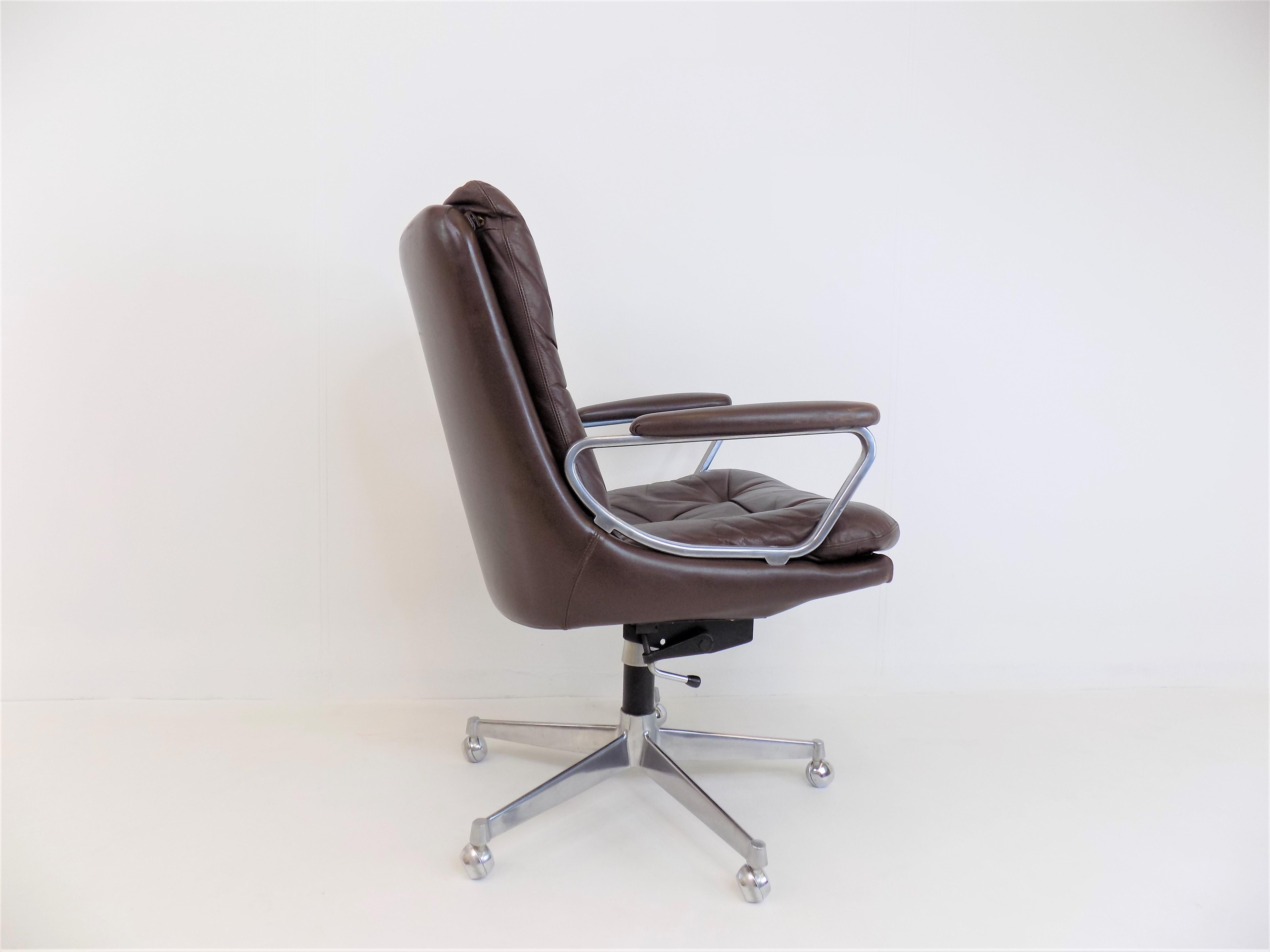 Milieu du XXe siècle Chaise de bureau en cuir Strässle Gentilina par Andre Vandenbeuck en vente