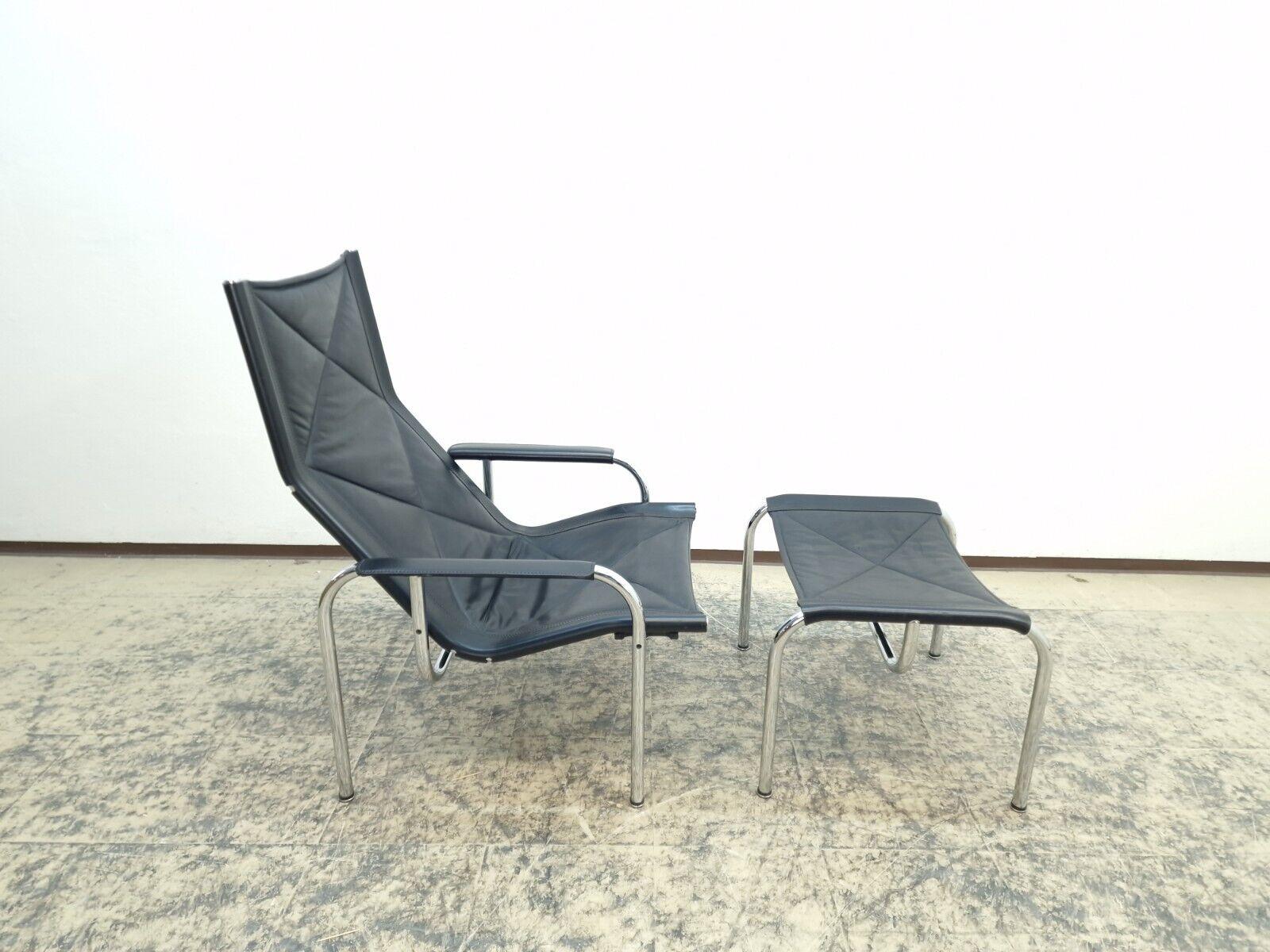 Strässle Echtleder Buque de diseño de Hans Eichenberger, inklusive Hocker.

Diseñado en 1976.





Estructura de acero cromado, madera blanca.


En muy buen estado. Einwandfreies Leder, keine brüchigen Stellen.



Maße:
B/H/T
75 cm / 97 cm / 70