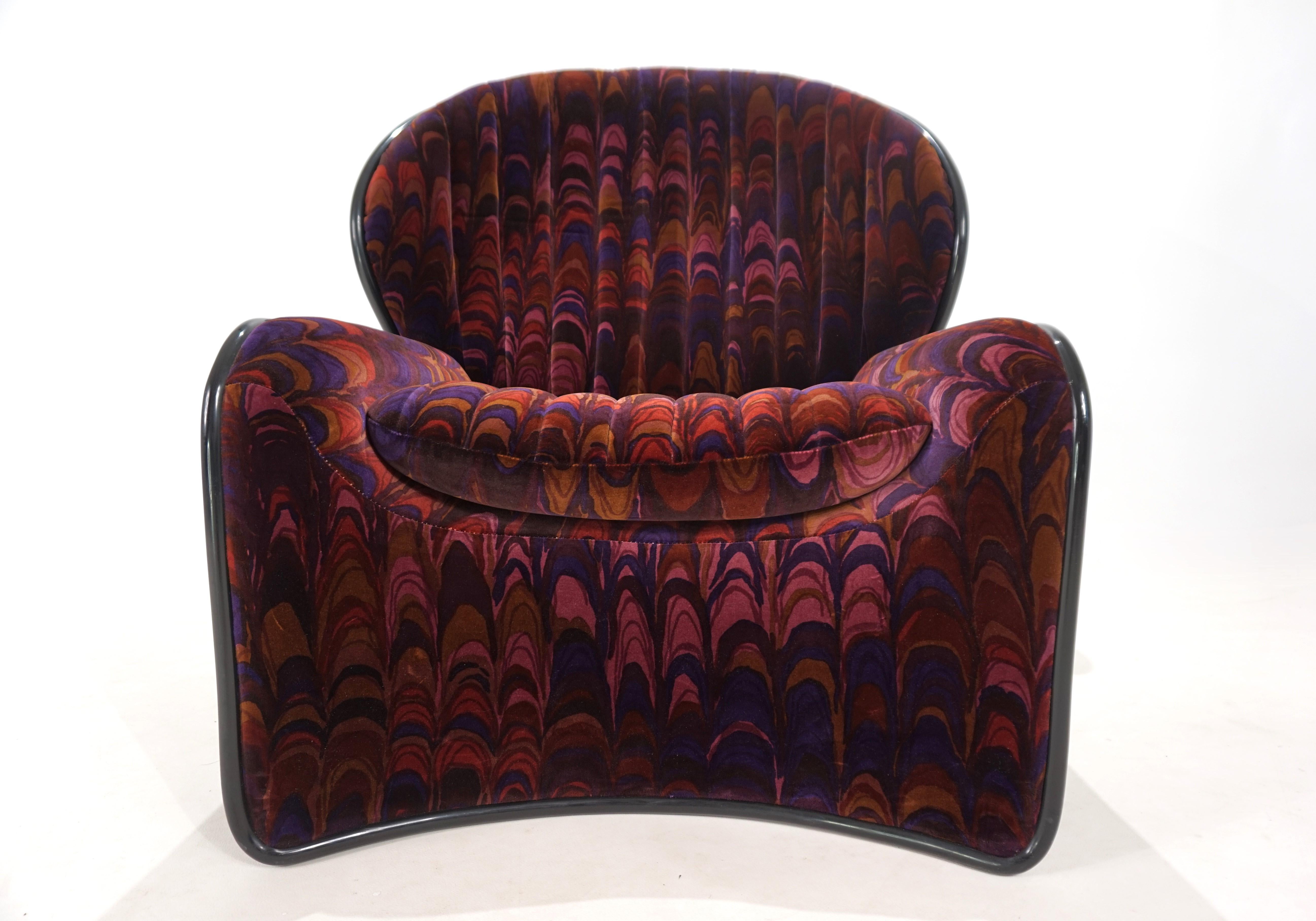 Il n'y a rien de plus 70s que cela. Cette chaise longue Strässle Lotus est recouverte d'un fantastique tissu en velours des années 70. La chaise est en très bon état. Les délicates coques en fibre de verre ne présentent aucune fissure ni aucun signe