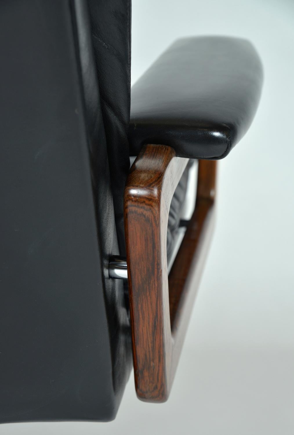 Aluminium Strässle Midcentury Black Leather King Lounge Swivel Chair André Vandenbeuck 60s en vente