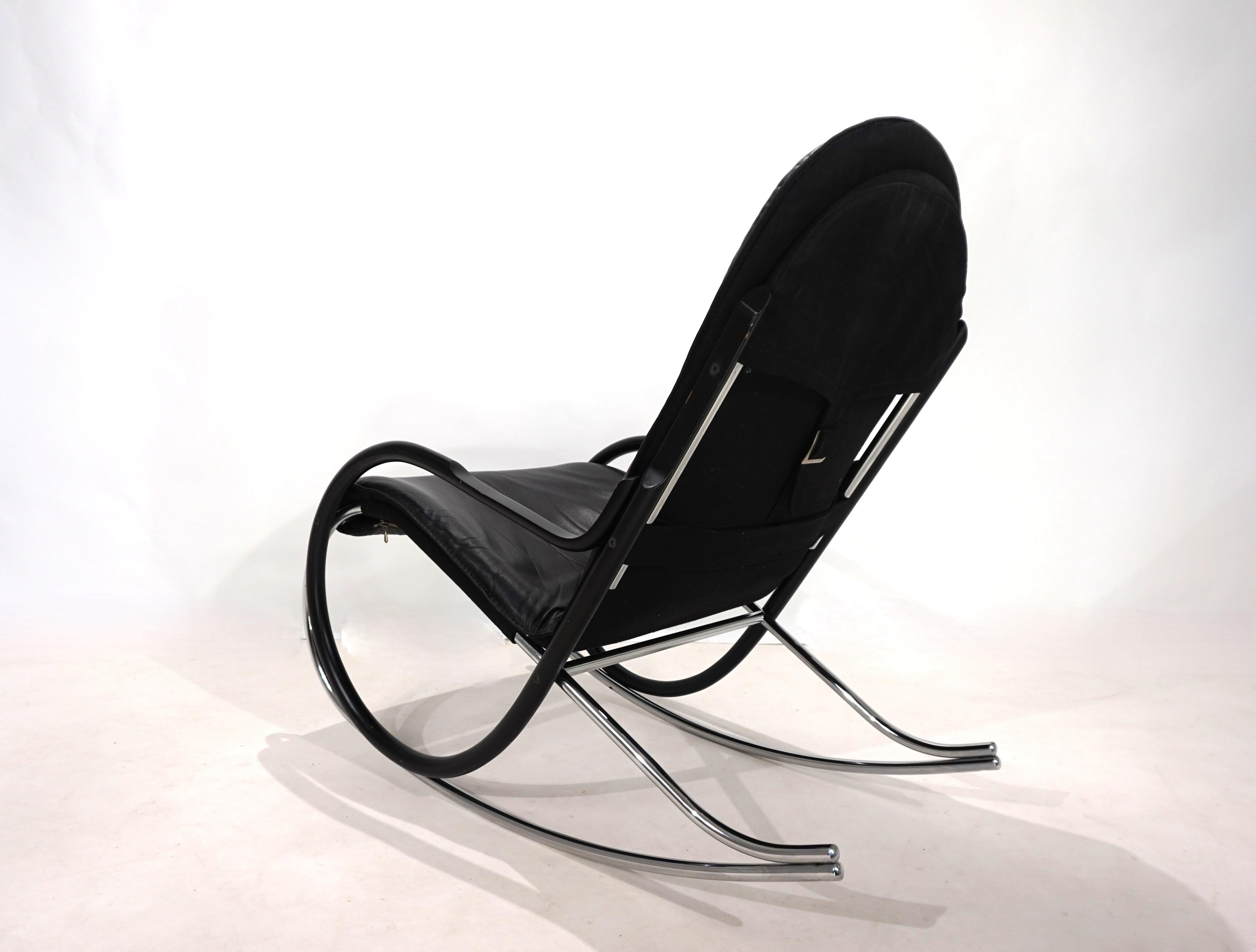 The Nonna rocking chair by Paul Tuttle is in very good condition. The supporting chrome frame has been complemented by a second frame made of ebonized black bentwood. The chrome shows virtually no signs of wear, and the wooden frame has a light