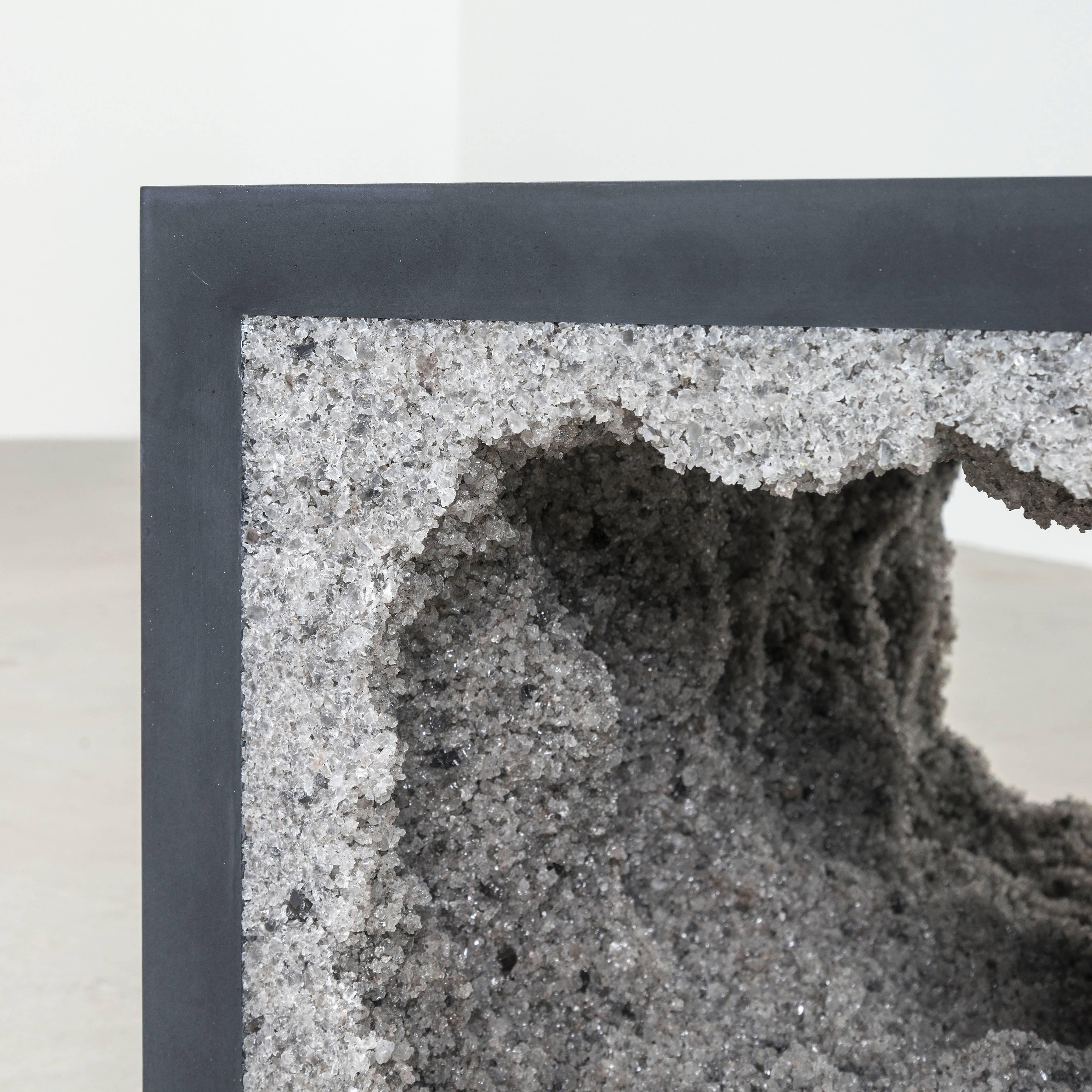 Strata 4 Beistelltisch, schwarzer Zement und grauer Bergsalz von Fernando Mastrangelo (21. Jahrhundert und zeitgenössisch) im Angebot