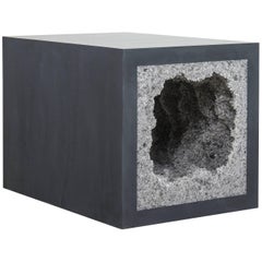 Mesa auxiliar Strata 4, cemento negro y sal de roca gris de Fernando Mastrangelo