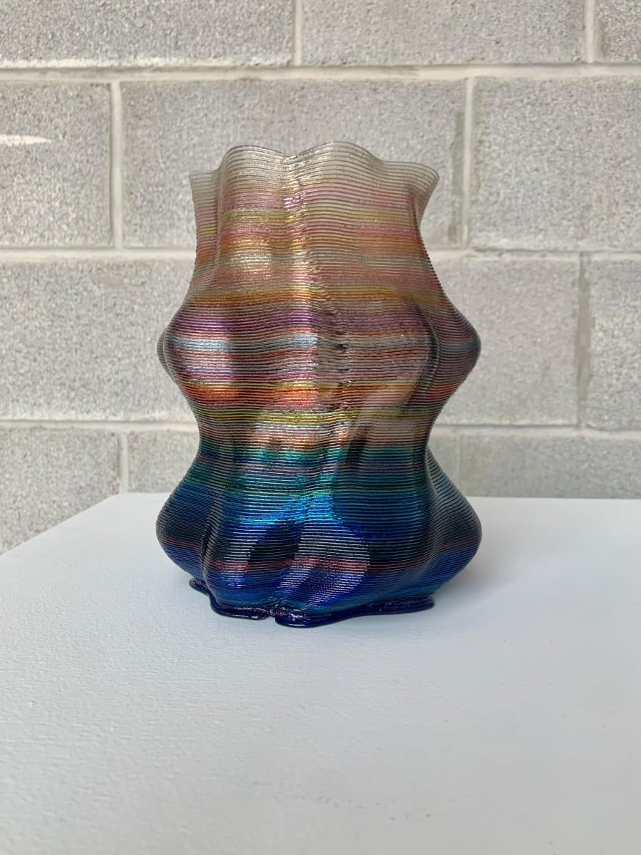Vase Strata I Vessel, IV en plastique recyclé extrudé et teint à la main Neuf - En vente à Detroit, MI