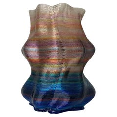 „Strata I Gefäß, IV“,trudierte und handgefärbte Vase aus recyceltem Kunststoff, Strata I