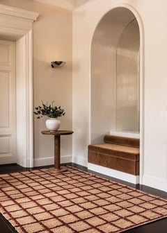 Strata Juteteppich in Burgund von Layered, skandinavisches handgefertigtes Design