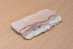 Strata Series X Sculptural Spanish Limestone Sandstone and White Quartz Tray (Plateau en pierre calcaire espagnole et en quartz blanc)