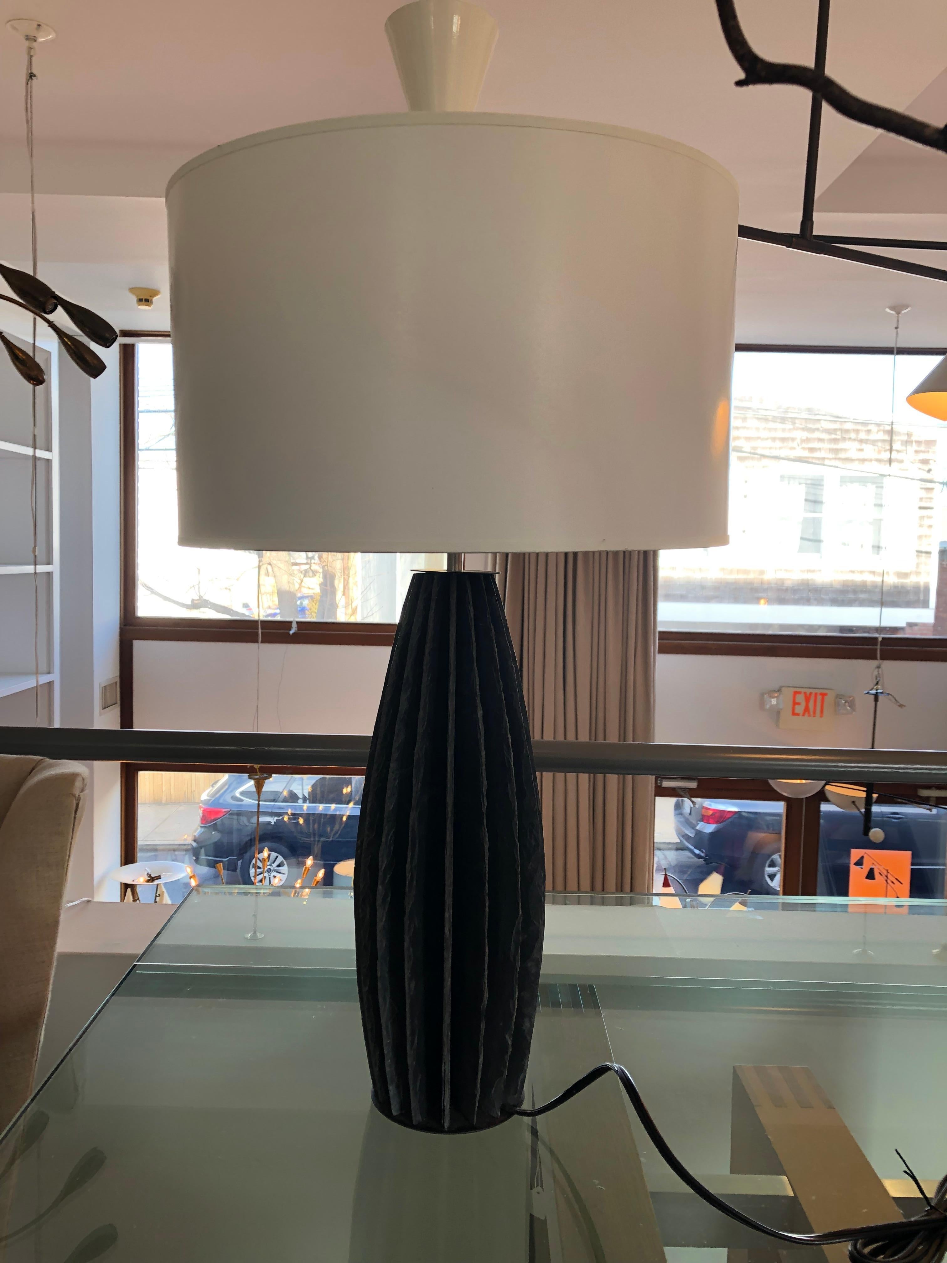 Lampe « Strata » en ardoise à chevalet vertical Neuf - En vente à Sag Harbor, NY