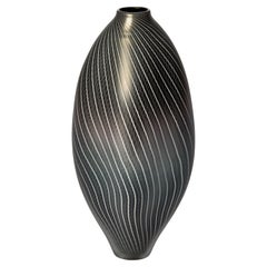 Handgeblasenes Glasgefäß Stratiform 2.1.001 in Weiß und Metallgrau von Liam Reeves