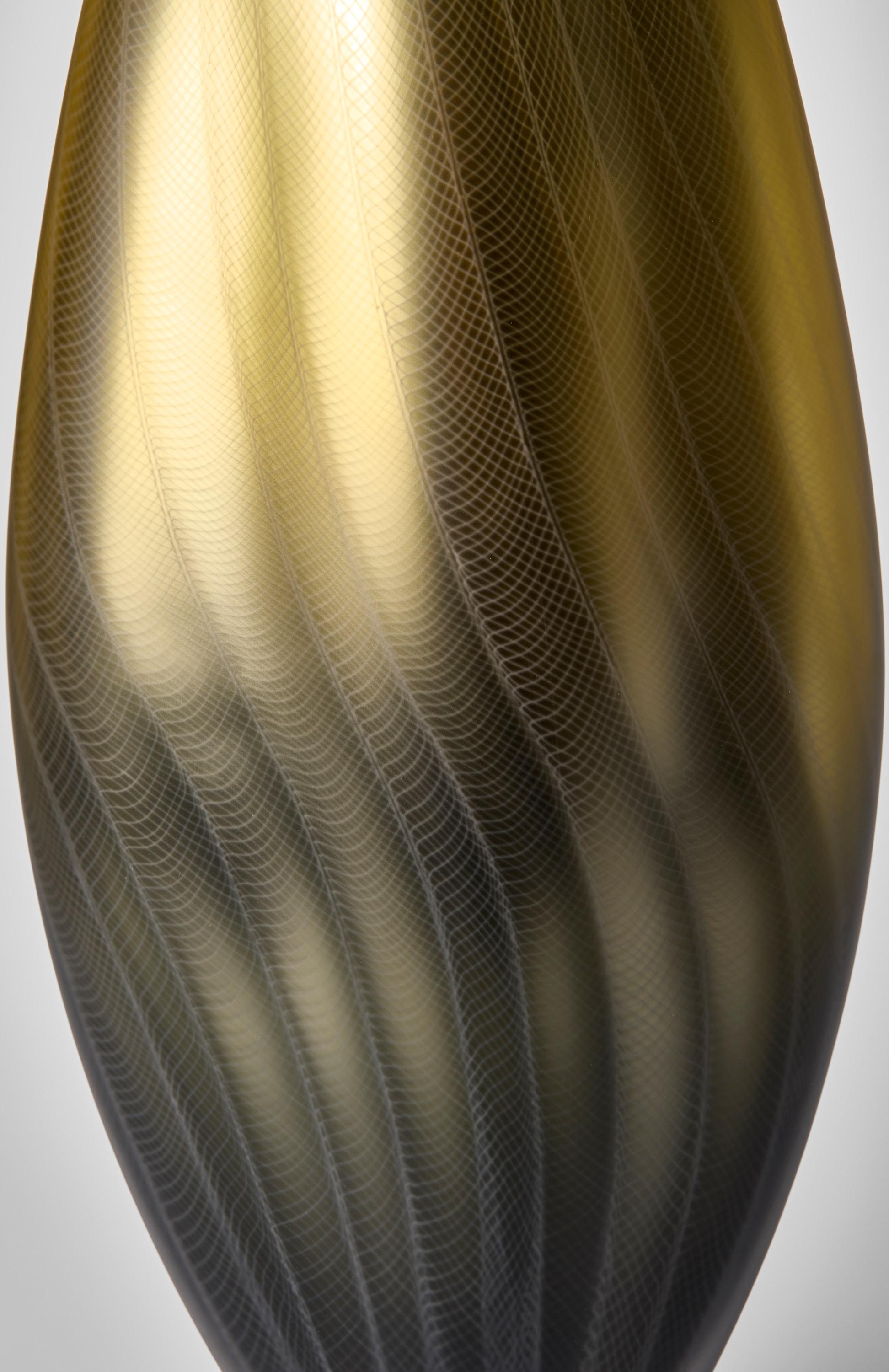 Britannique Stratiform Aurum 2.0.002, récipient sculptural en verre doré soufflé à la bouche par Liam Reeves en vente