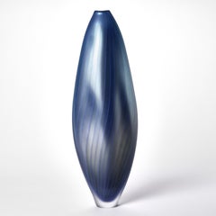 Stratiform Caerulus 2.0.004, récipient en verre soufflé bleu métallique de Liam Reeves