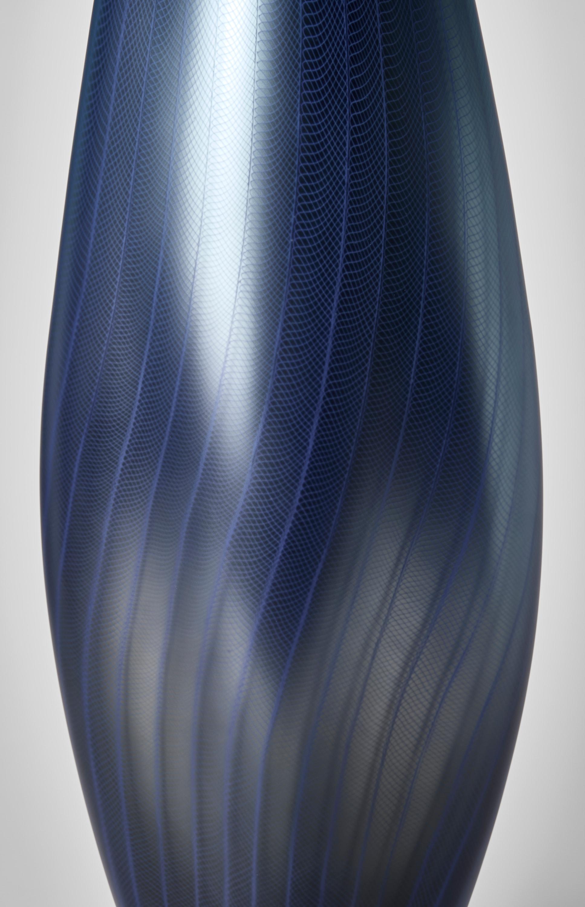 Britannico Stratiform Caerulus 2.0.004, vaso in vetro soffiato blu metallizzato di Liam Reeves in vendita