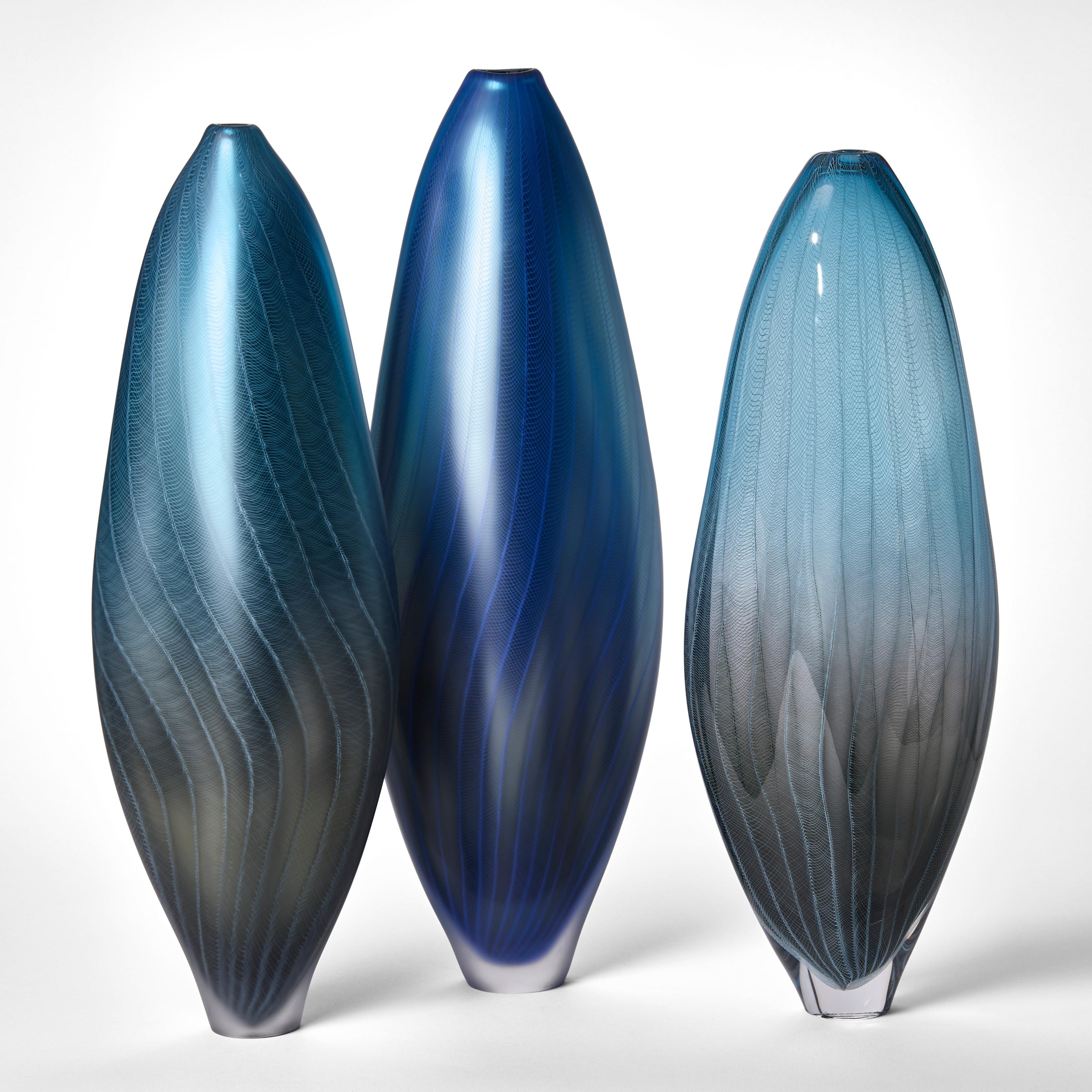 XXI secolo e contemporaneo Stratiform Caerulus 2.0.004, vaso in vetro soffiato blu metallizzato di Liam Reeves in vendita