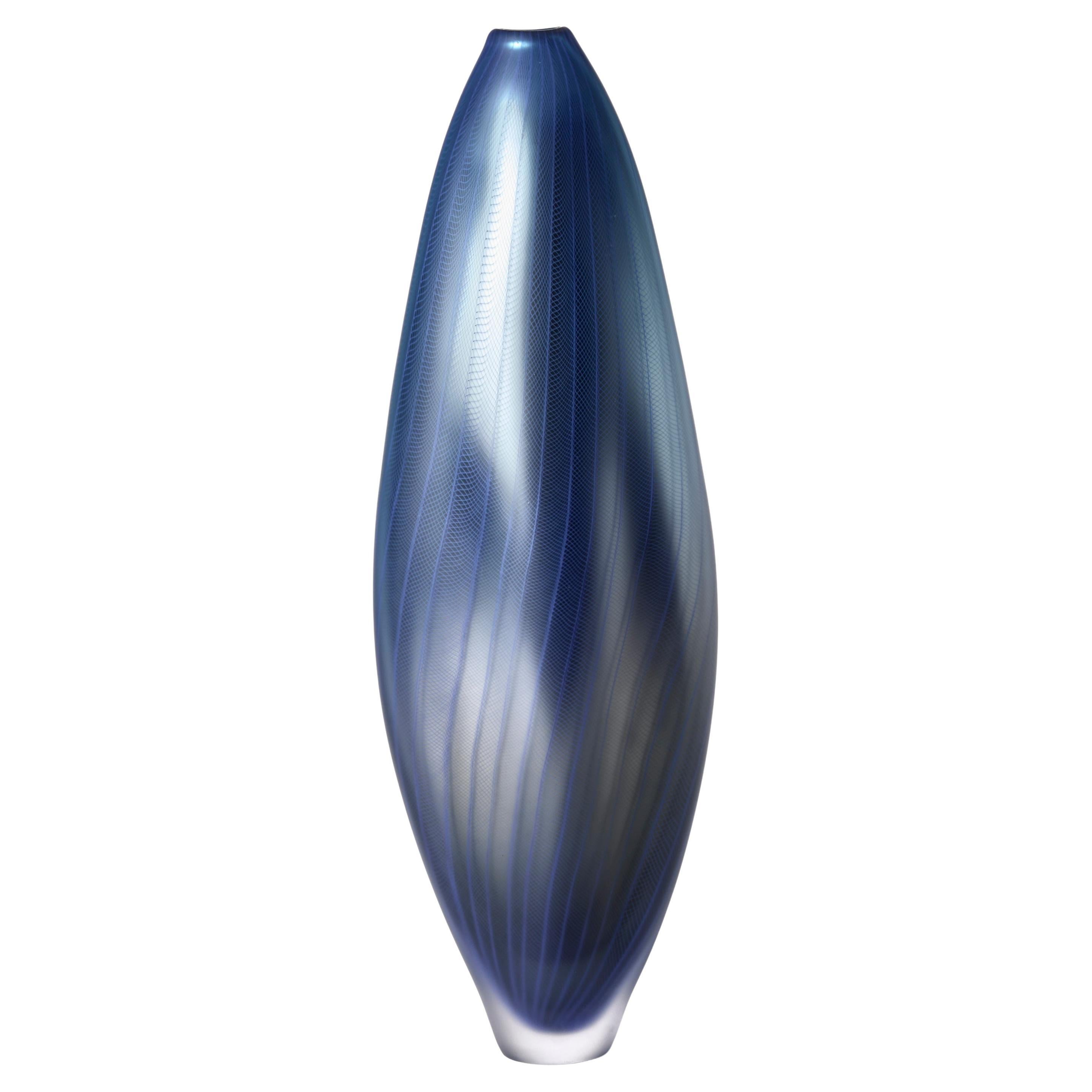 Stratiform Caerulus 2.0.004, vaso in vetro soffiato blu metallizzato di Liam Reeves