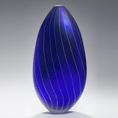 Stratiform Cobaltum 1.0.001, une sculpture unique en verre bleu de Liam Reeves